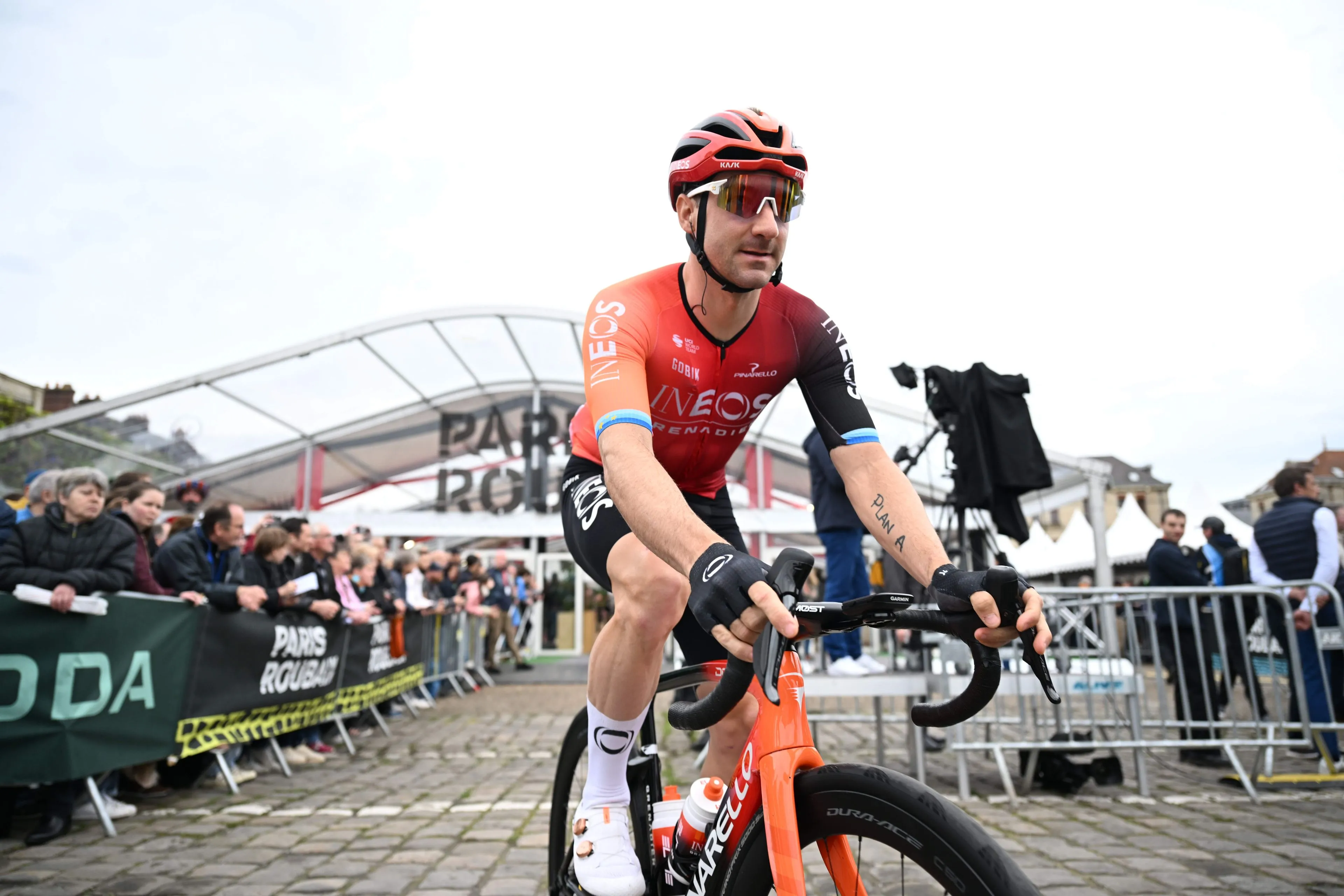 "De helm heeft mijn leven gered" - Elia Viviani komt goed weg na harde val in beginfase van Parijs-Roubaix