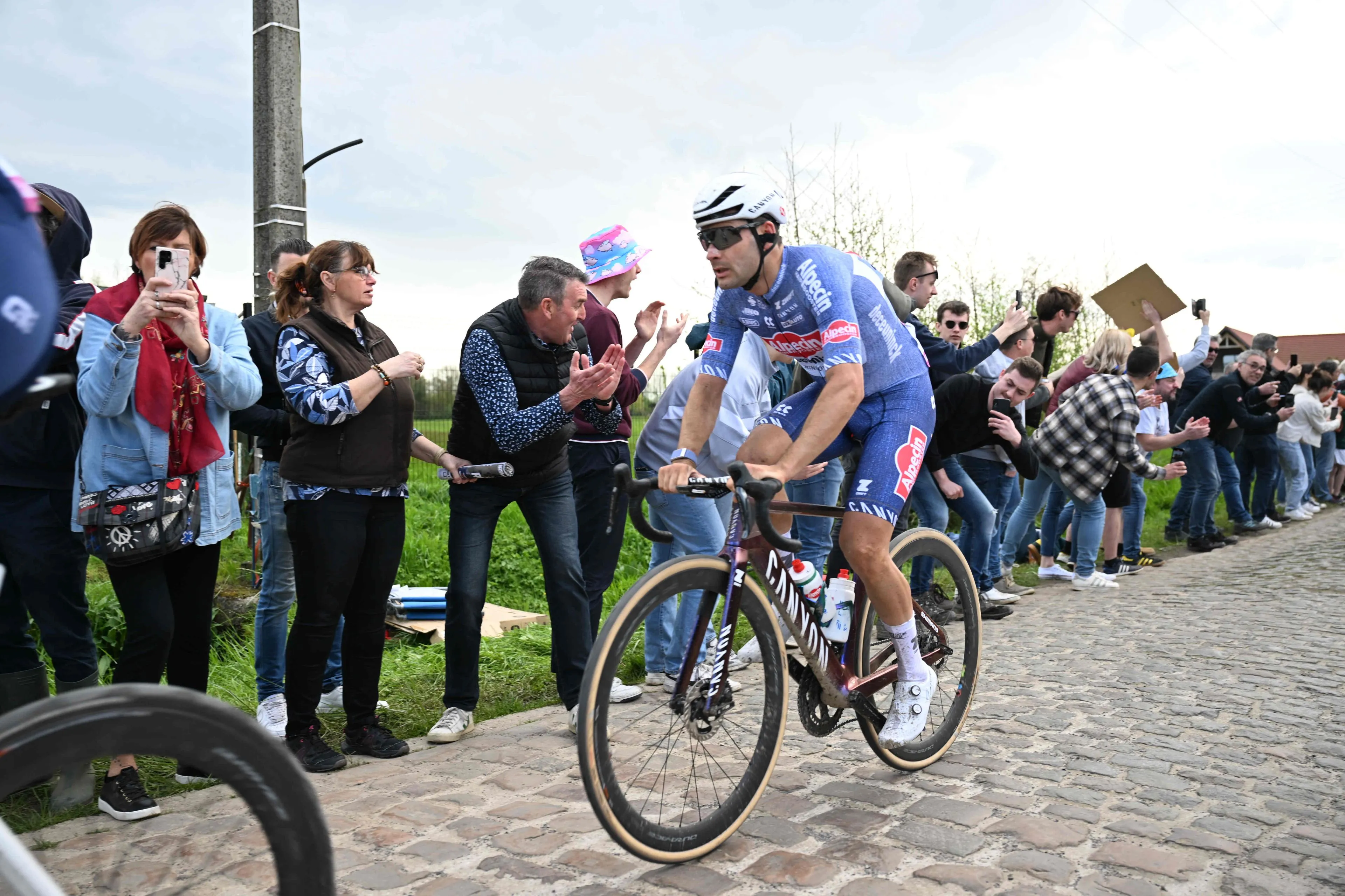 Gianni Vermeersch vergezelt Mathieu van der Poel op hoogtestage in voorbereiding op Tour de France