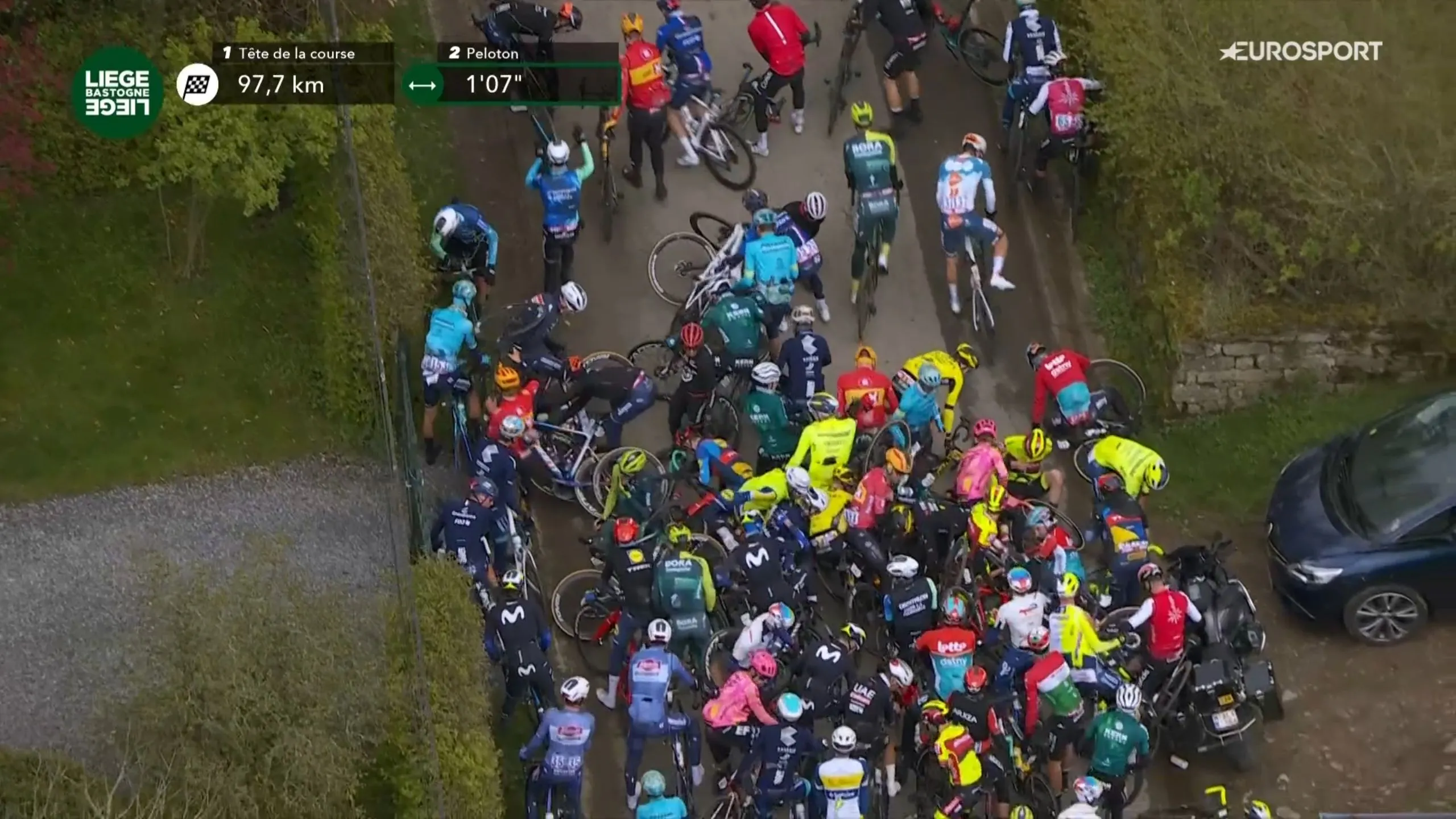 VIDEO: Mathieu van der Poel onder renners die op achterstand zijn gezet door massale valpartij in peloton in Luik-Bastenaken-Luik