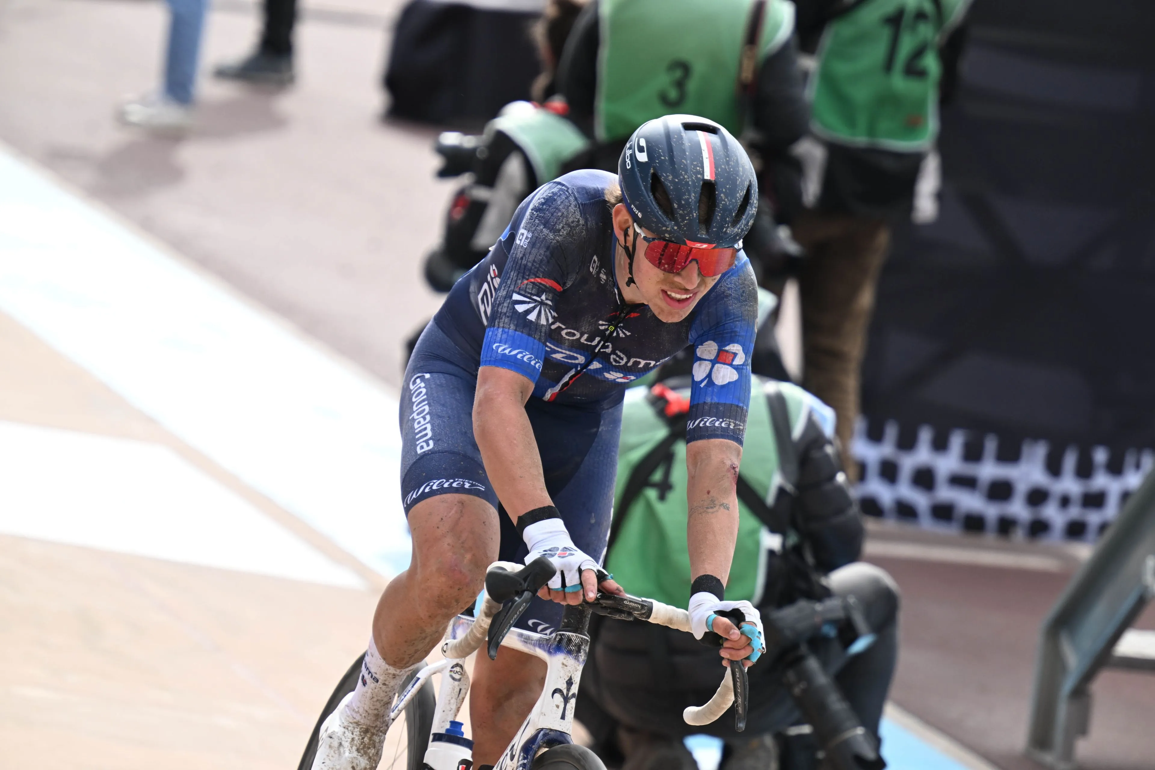 "Ik nam te veel risico's, maakte een fout en kwam ten val" - Laurence Pithie teleurgesteld ondanks indrukwekkend debuut in Parijs-Roubaix