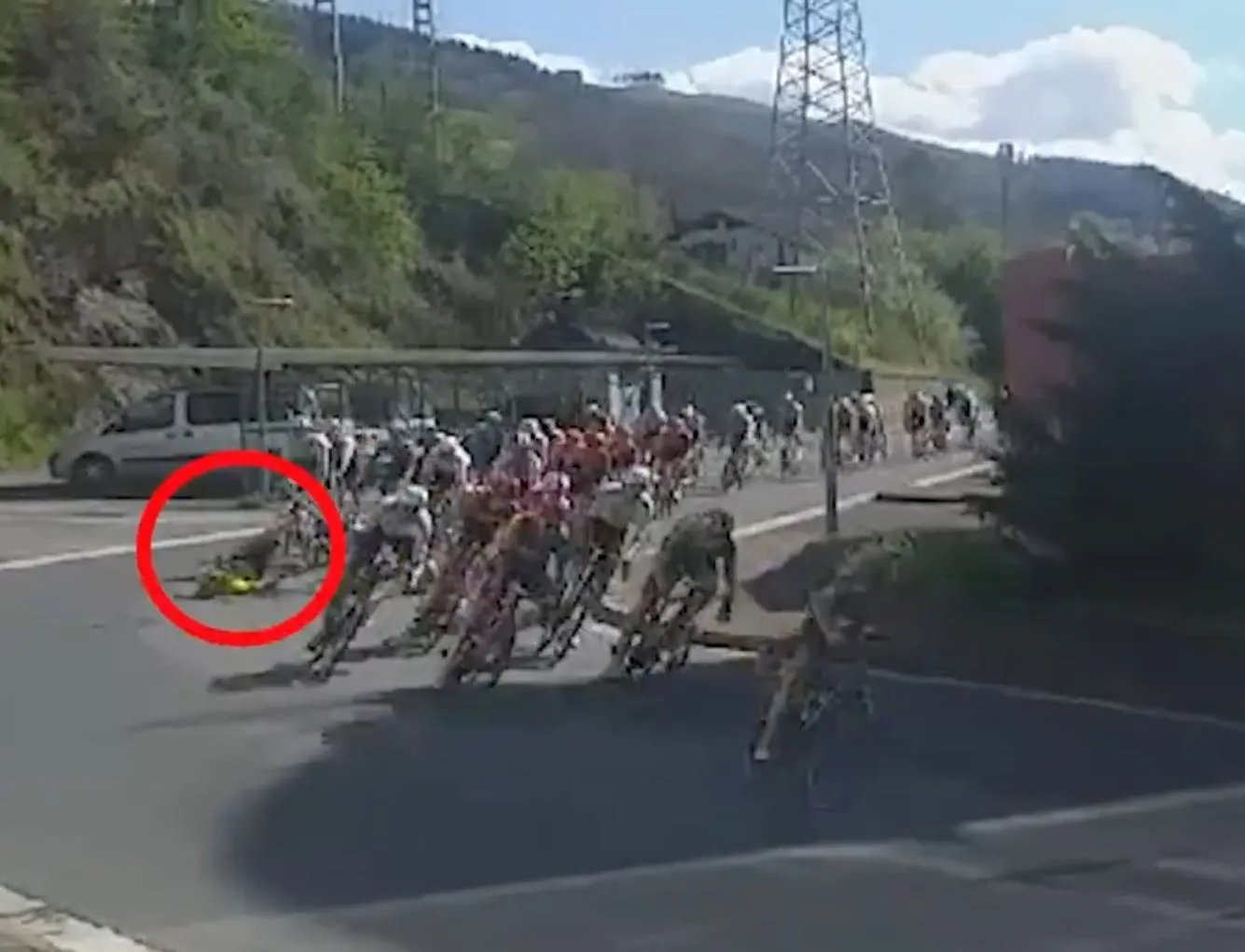VIDEO: Beelden van toeschouwers leggen moment vast waarop Primoz Roglic met hoge snelheid naar de grond gaat in de Ronde van Baskenland