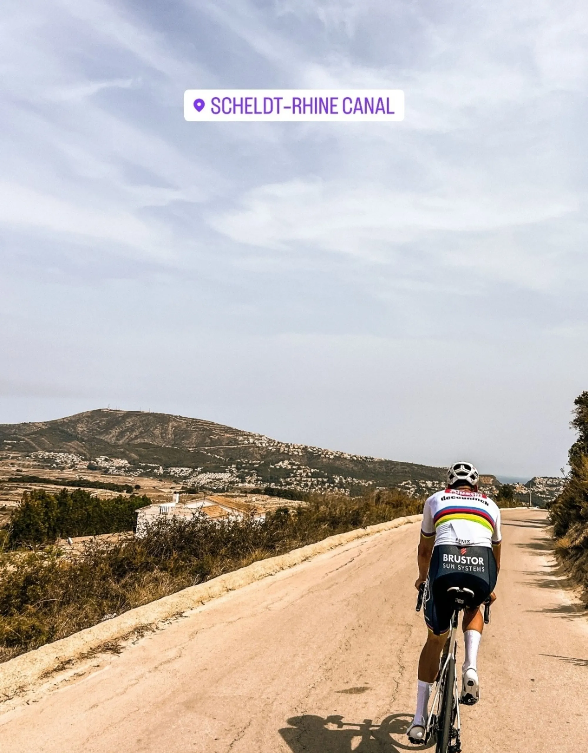 FOTO: Mathieu van der Poel slaat La Flèche Wallonne over om zich voor te bereiden op Luik-Bastenaken-Luik in de Spaanse zon