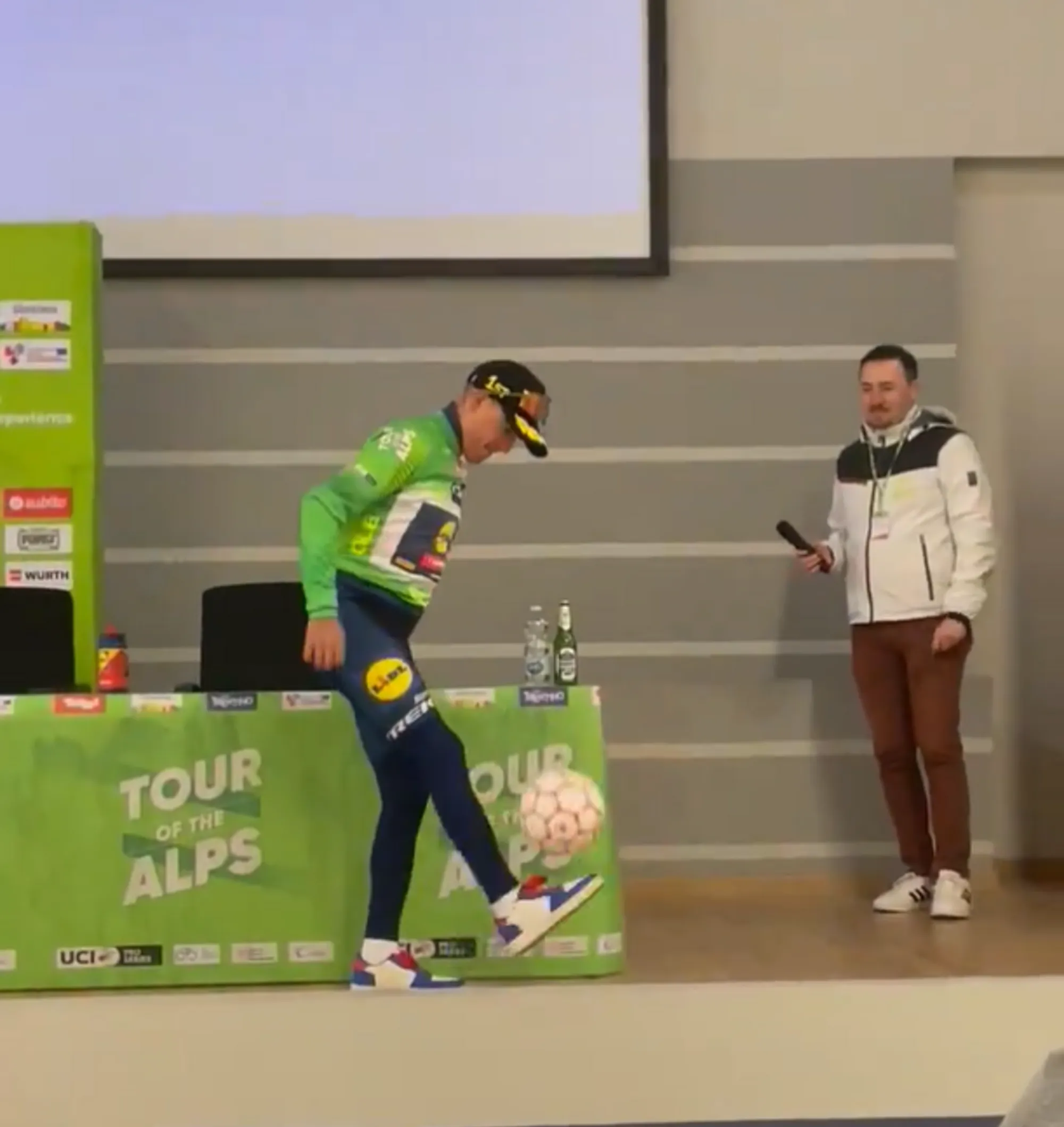 VIDEO: Juan Pedro Lopez showt voetbal skills op persconferentie na zijn eindzege in de Tour of the Alps 2024