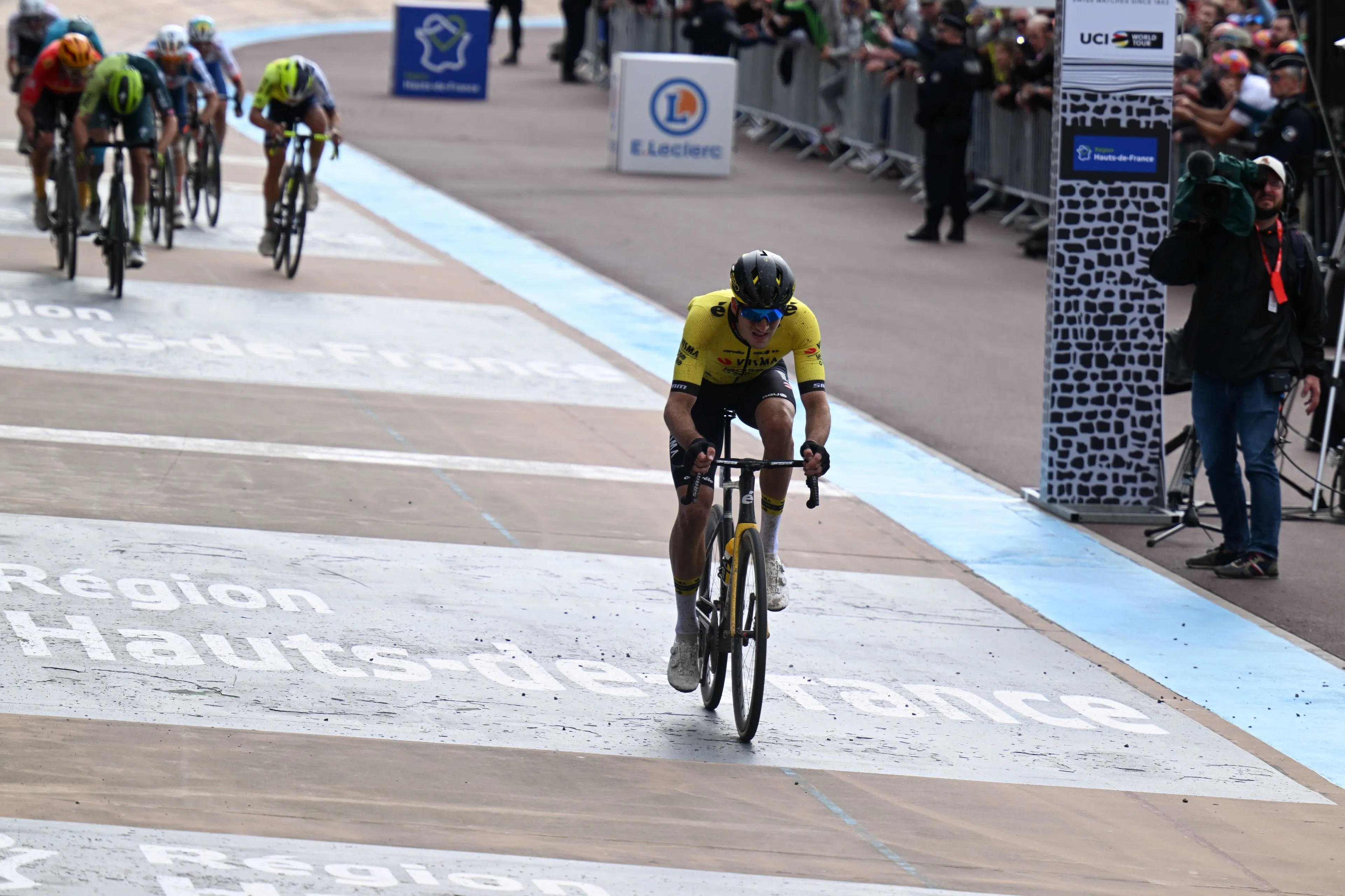 "Regels zijn regels. Blijkbaar is dat zo in het baanwielrennen" - Tim van Dijke klaagt niet nadat hij is gedeclasseerd in Parijs-Roubaix voor sprint buiten de baan