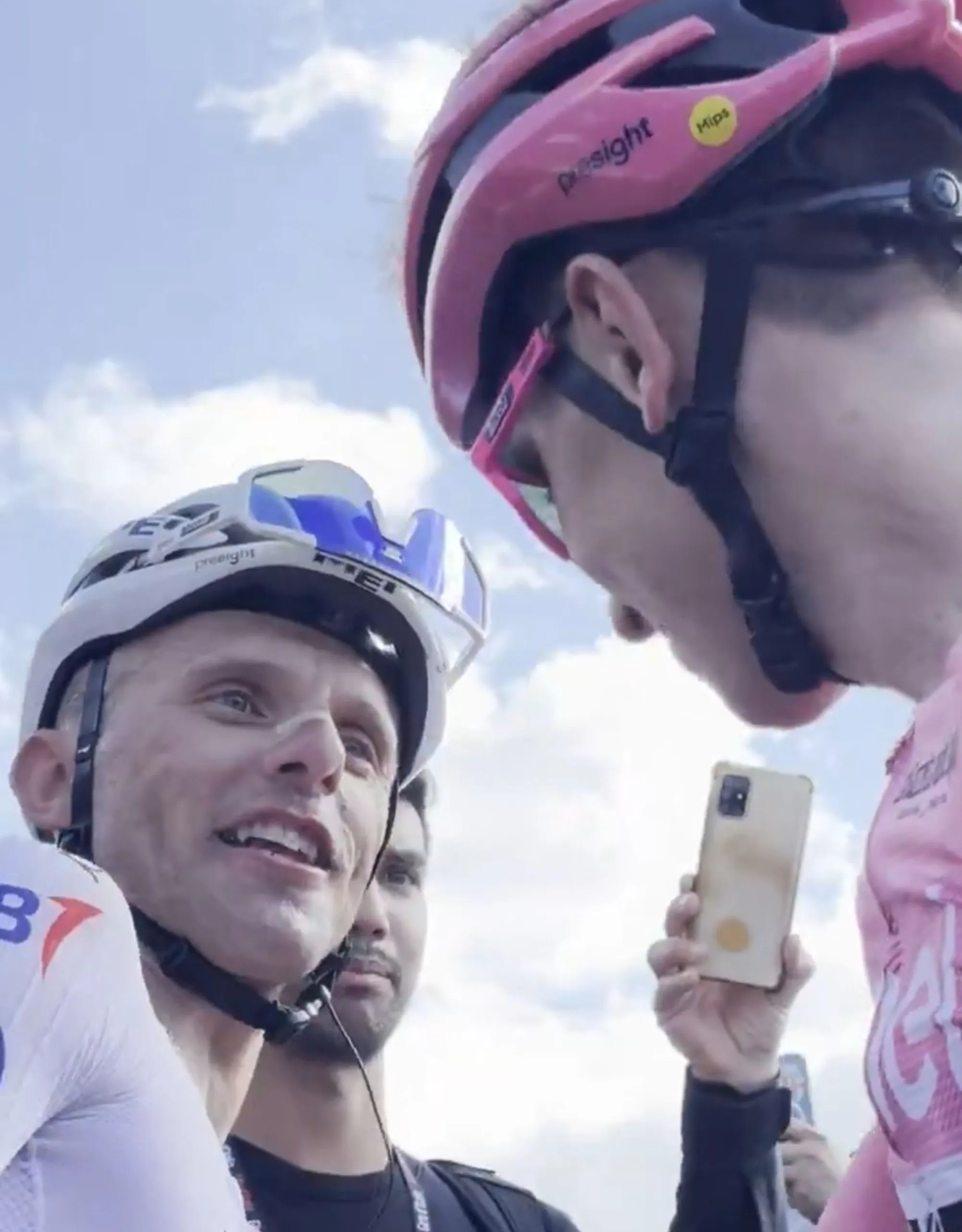 VIDEO: "Goede leadout hè!?" Rafal Majka grapt met Tadej Pogacar na nieuwe ritzege in de Giro d'Italia