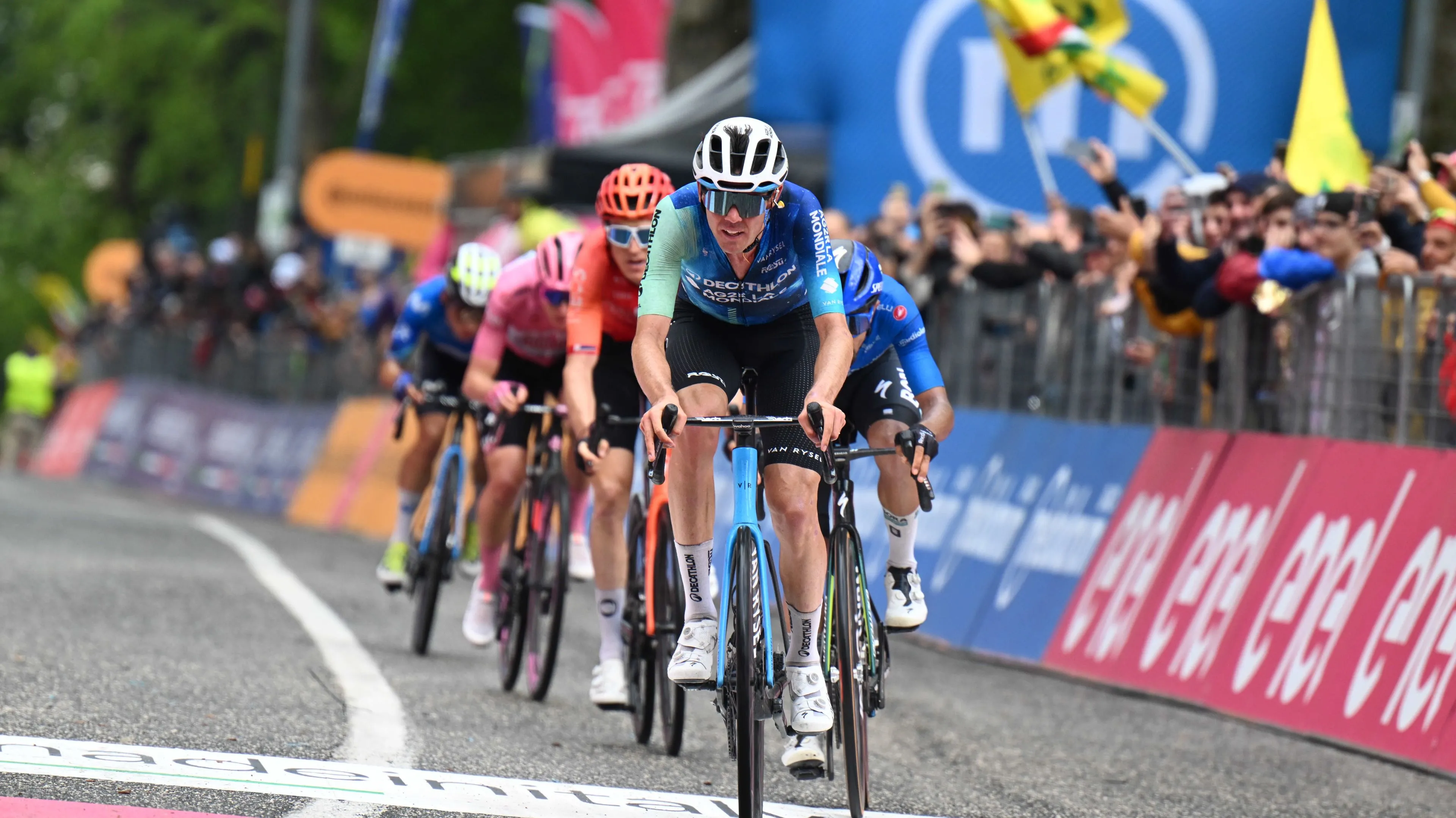 "Tadej zal waarschijnlijk iets defensiever rijden" - Ben O'Connor ziet mogelijkheden voor 3e week om Martinez & Thomas onder druk te zetten in strijd om Giro-podium