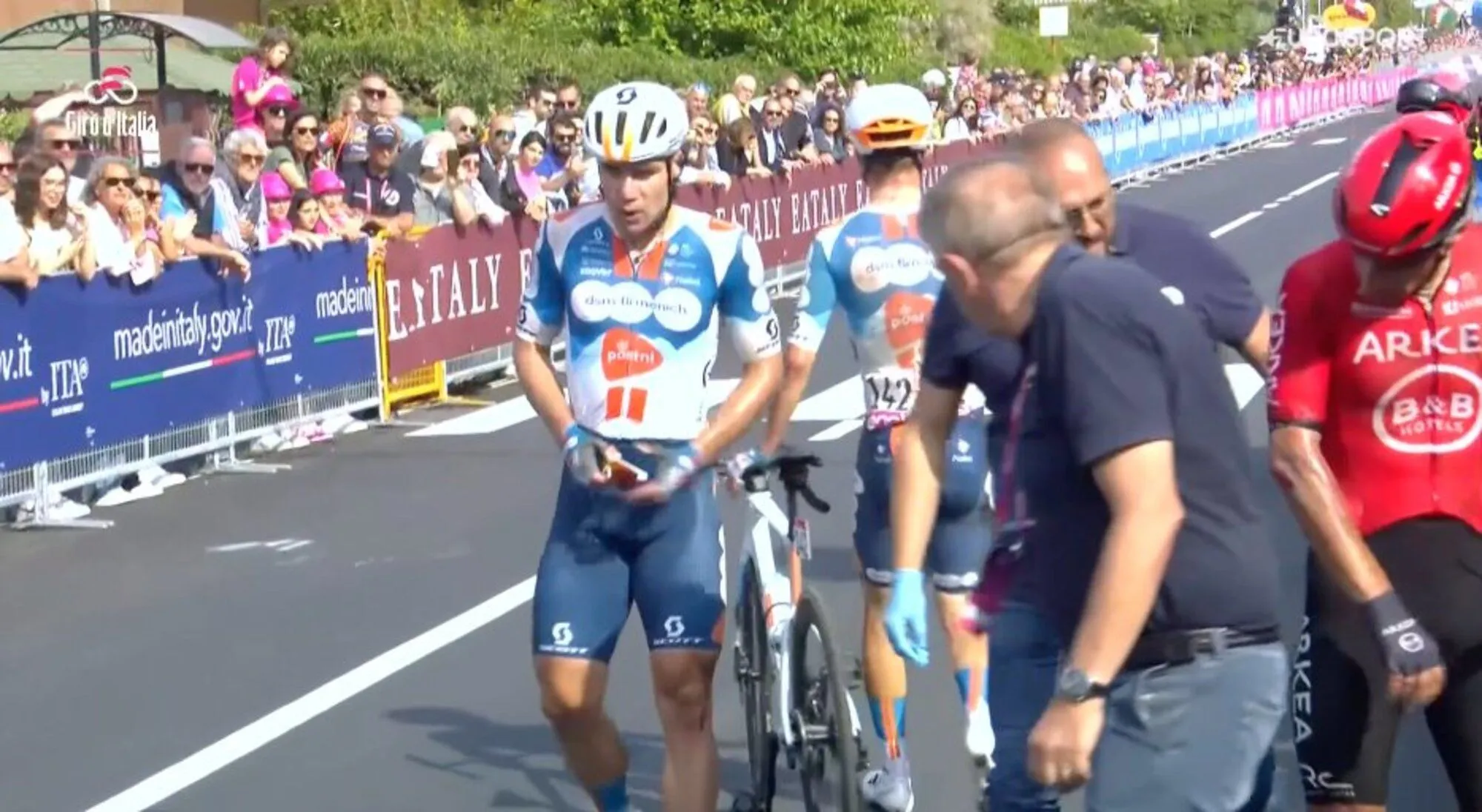 VIDEO: De valpartij van Fabio Jakobsen in hectische sprint tijdens elfde etappe van de Giro d'Italia