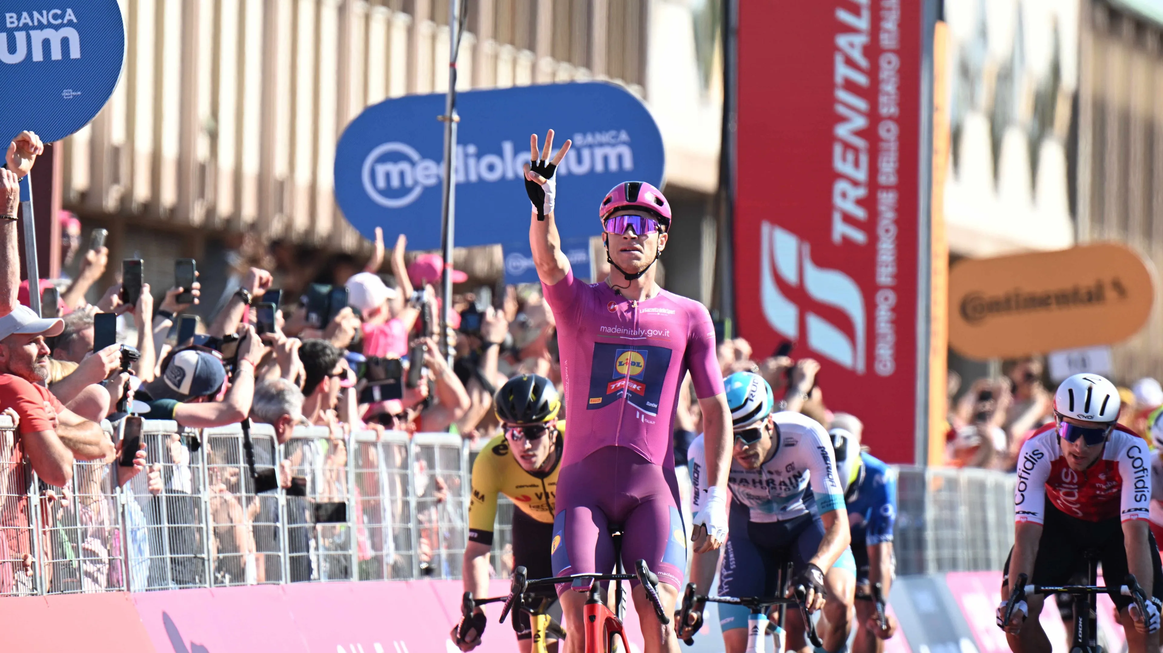 Hoogtepunten etappe 13 Giro d'Italia 2024: Waaiers zetten Tadej Pogacar onder druk en krachtige sprintzege Jonathan Milan