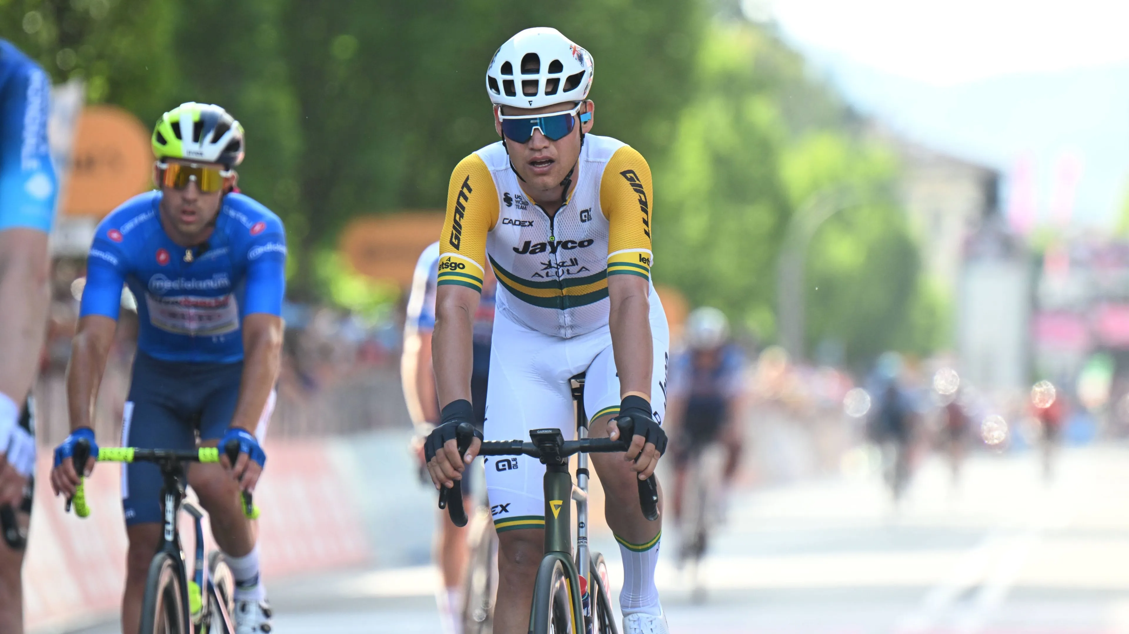 "Dit was een krankzinnige dag" - Luke Plapp krijgt geen loon naar werken in een 'uit de hand gelopen' rit in de Giro d'Italia