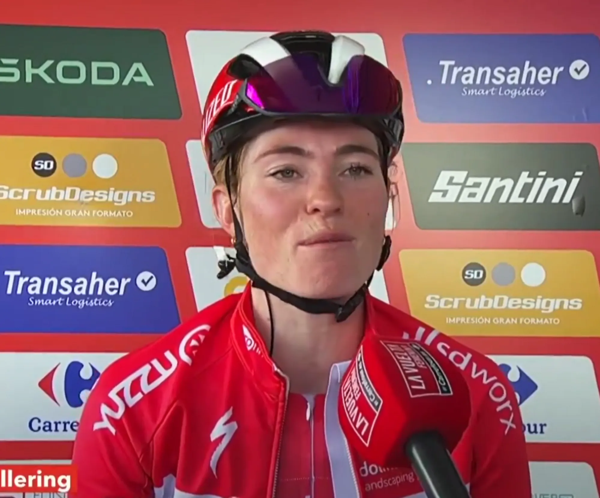 "Ik wil het tot het einde volhouden" - Demi Vollering opgelucht in rode trui na eerste overwinning van het seizoen in La Vuelta Femenina