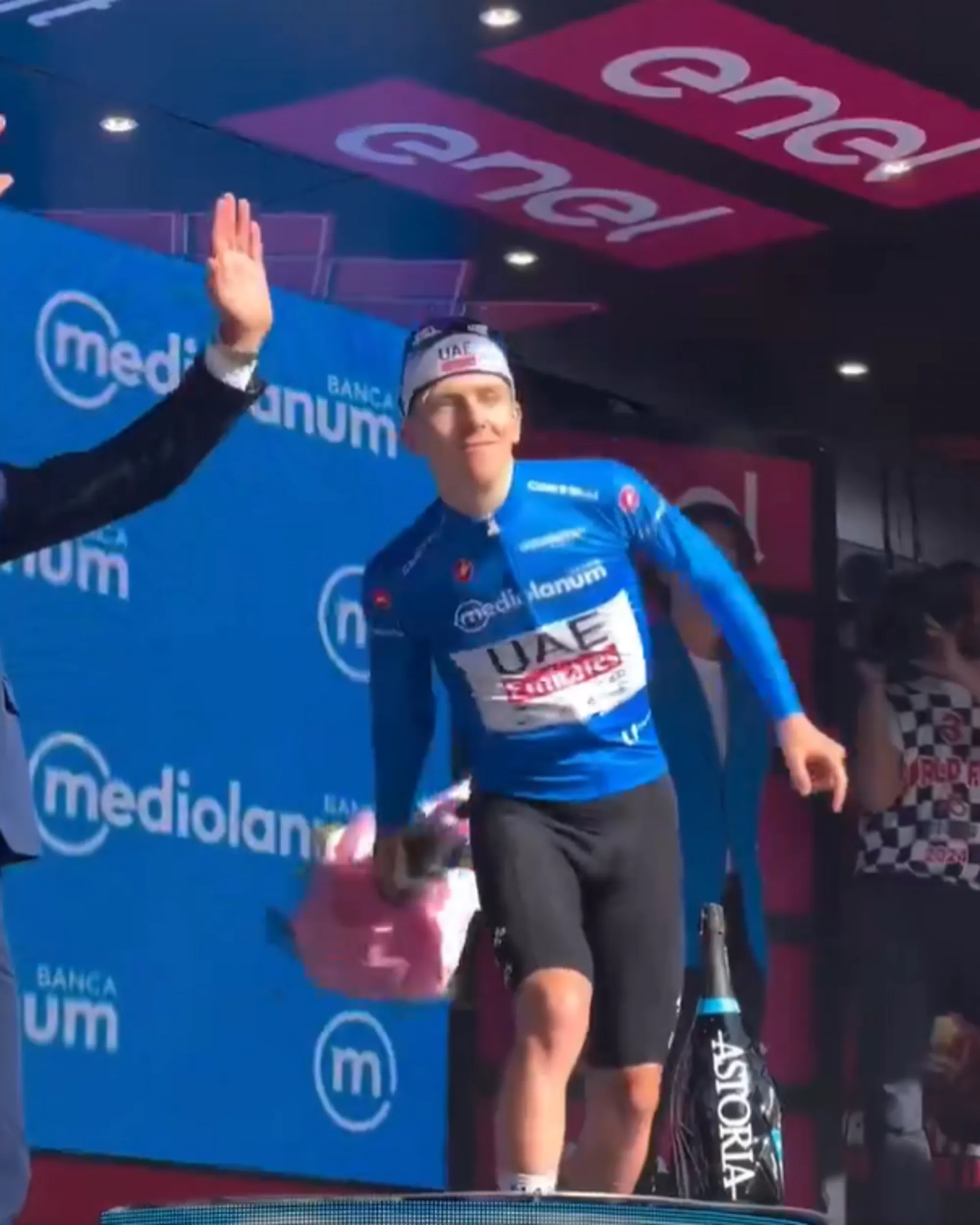VIDEO: Tadej Pogacar laat zien dat hij menselijk is met boeketblunder op podium