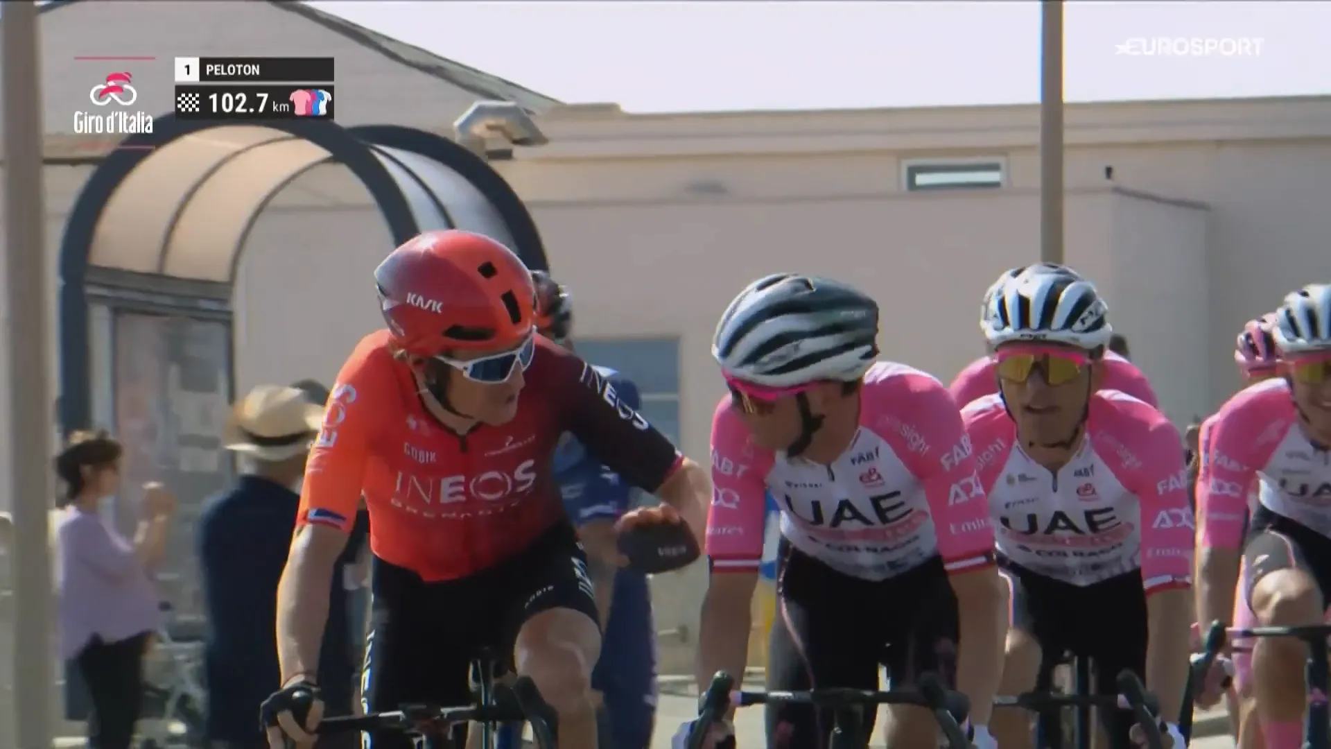 VIDEO: Geraint Thomas vraagt UAE Team Emirates om langzamer te rijden tijdens de laatste etappe van de Giro d'Italia