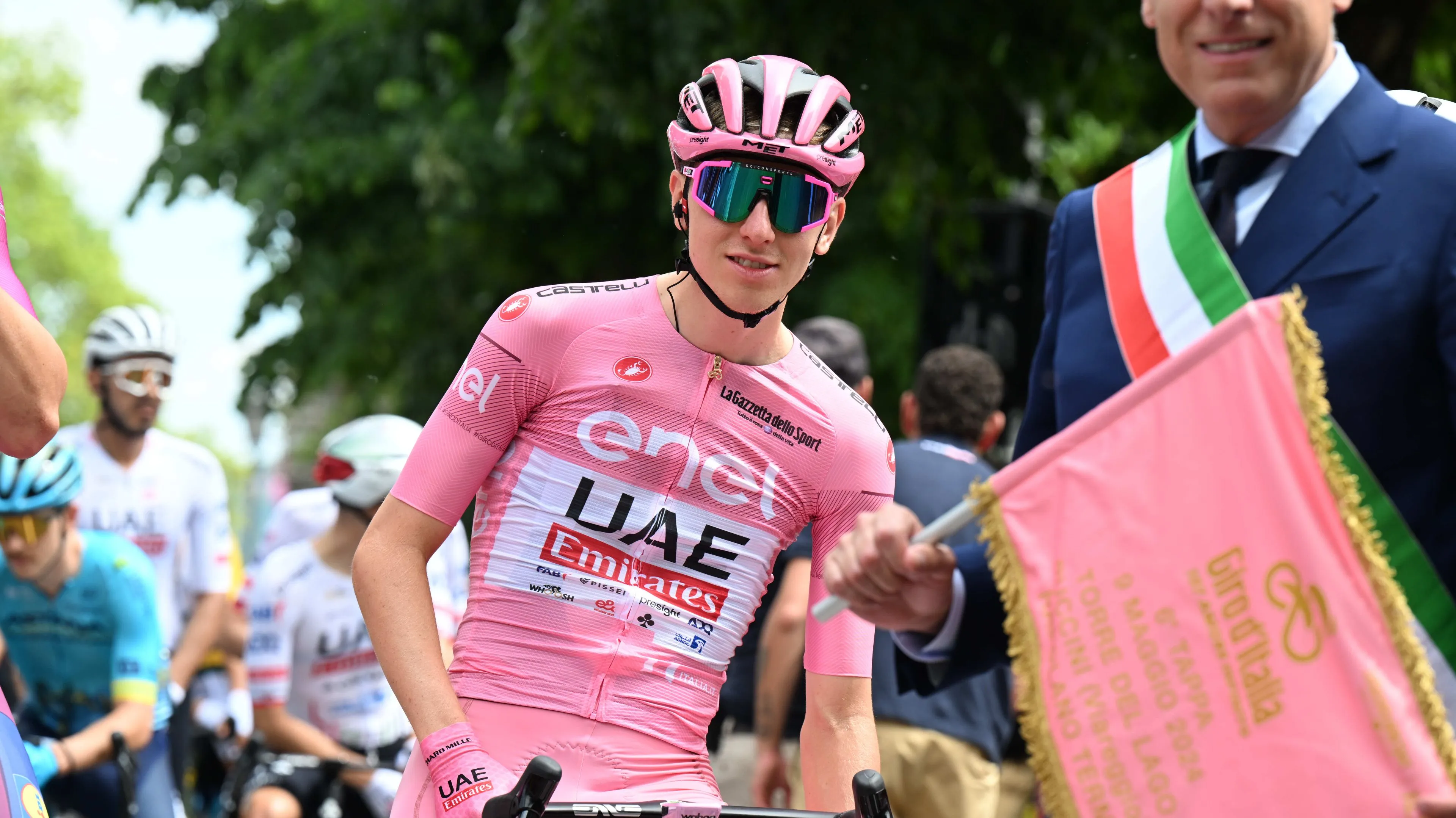 Tadej Pogacar worstelt met populariteit in de Giro d'Italia: "De selfies worden me soms te veel"
