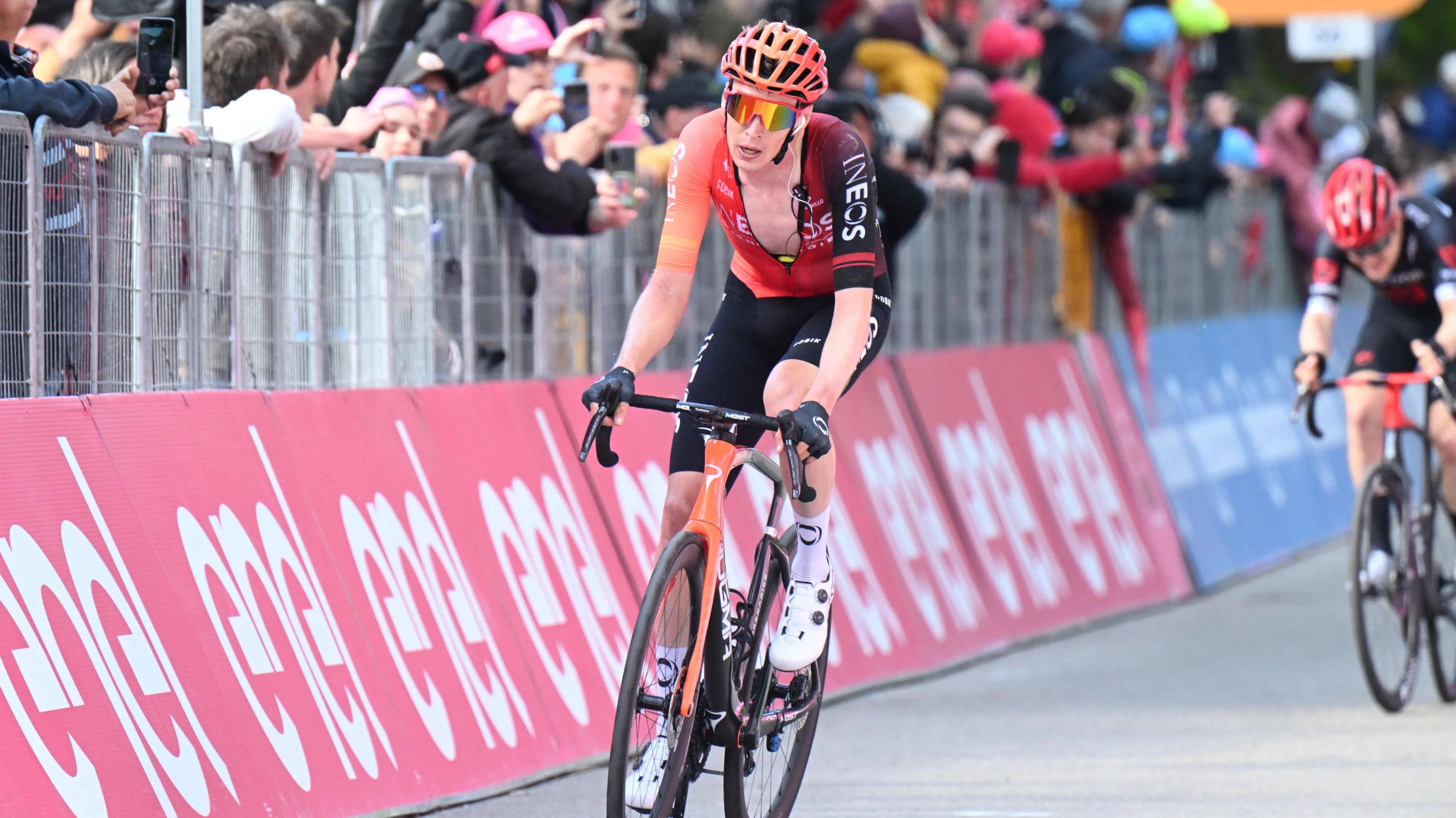 Geen kans voor Thymen Arensman om mee te gaan in ontsnappingen in Giro d'Italia: "Ik tilde alleen mijn kont op en de helft van het peloton schreeuwde dat ik ging"