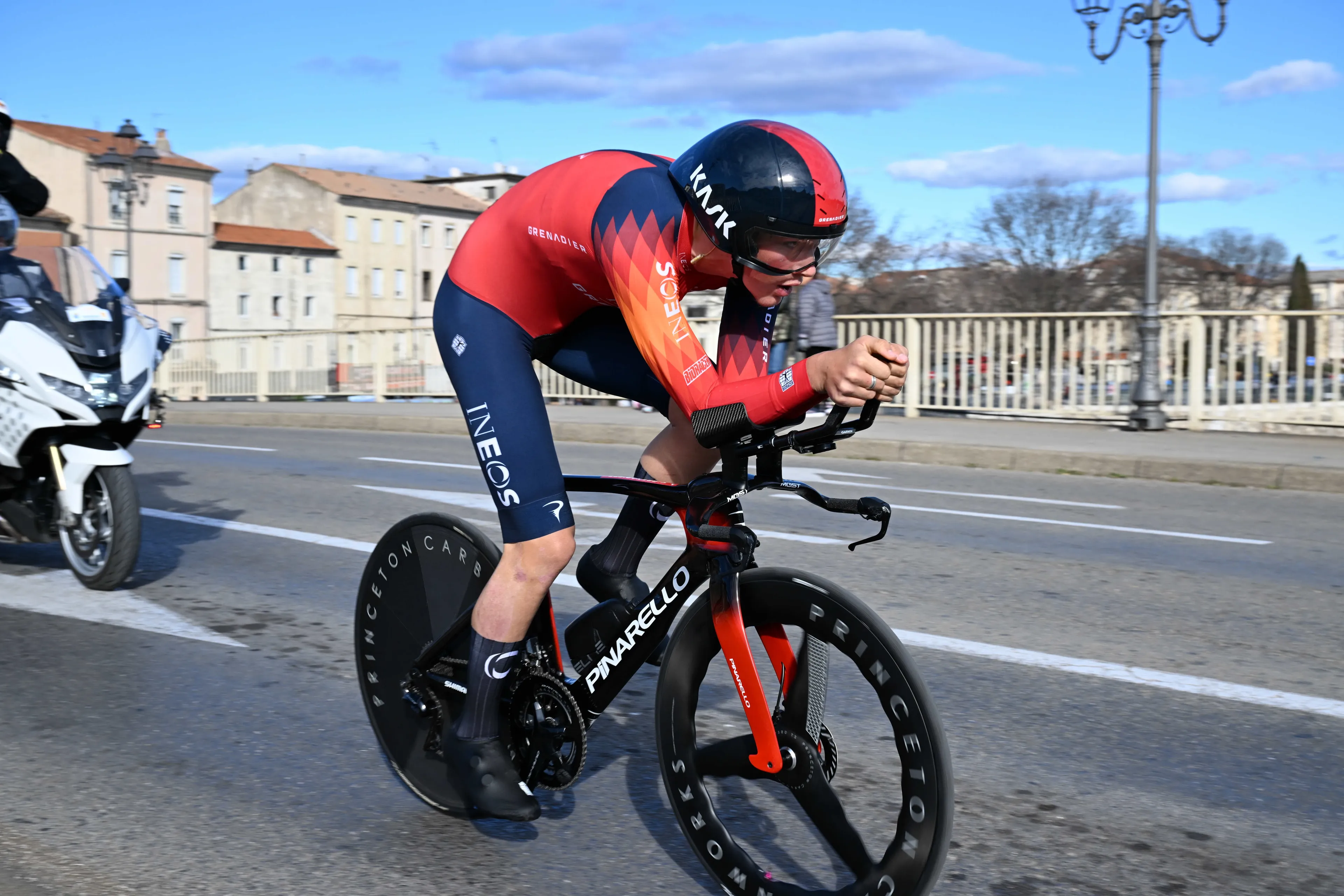 "Dat was grimmig" - In eerste tijdrit sinds kniebreuk pakt Joshua Tarling 2e plaats achter Remco Evenepoel in Criterium du Dauphine