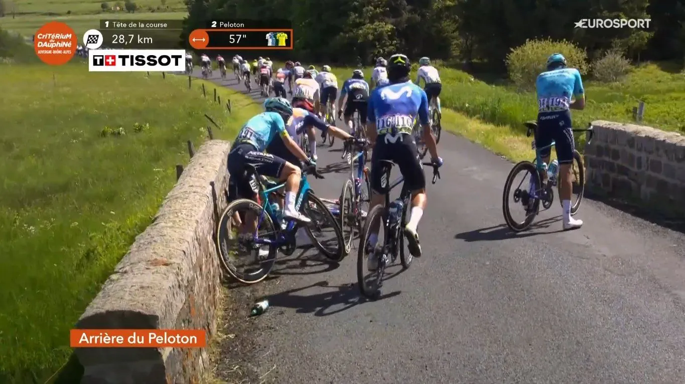 VIDEO: Chris Harper komt ten val in etappe 3 van het Critérium du Dauphiné 2024