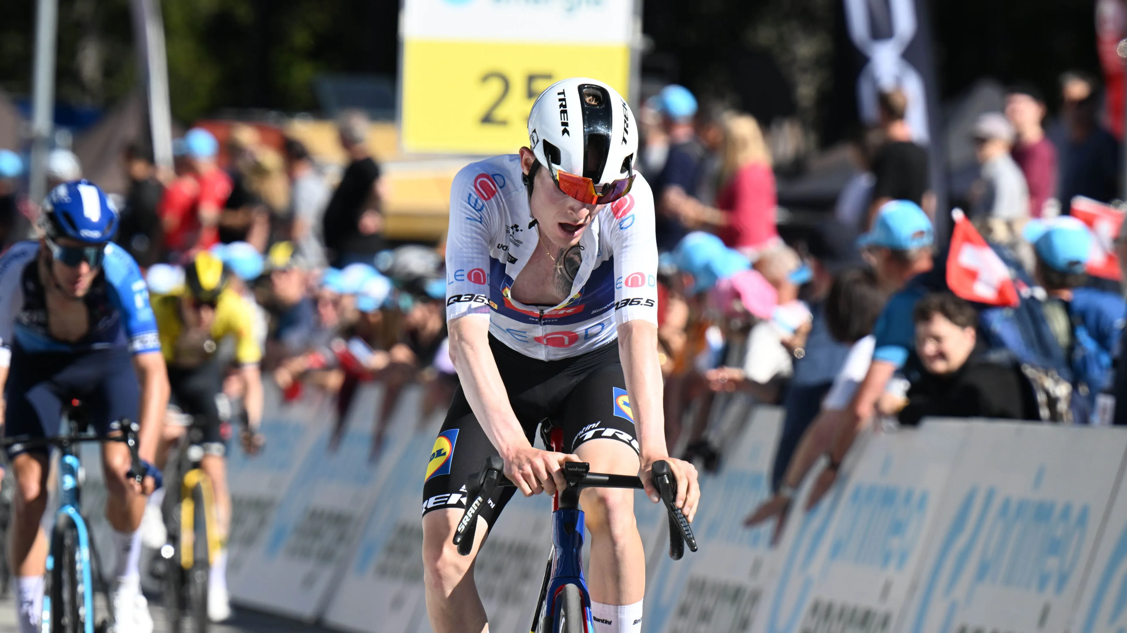 Mattias Skjelmose knok zich terug naar podiumplaats in Ronde van Zwitserland: "Ik heb een paar goede mensen om me heen en ze bleven in me geloven"