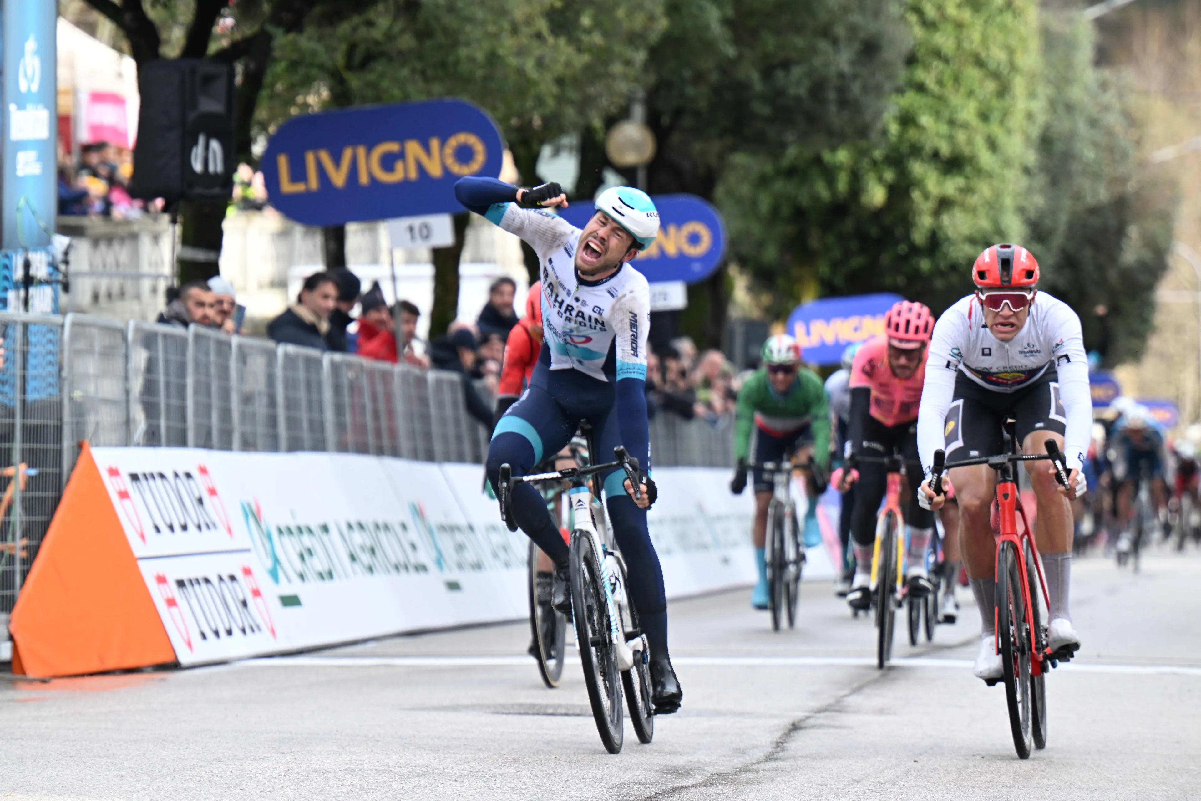 Phil Bauhaus wint door valpartijen ontsierde sprint in tweede etappe van de Tour of Slovenia 2024