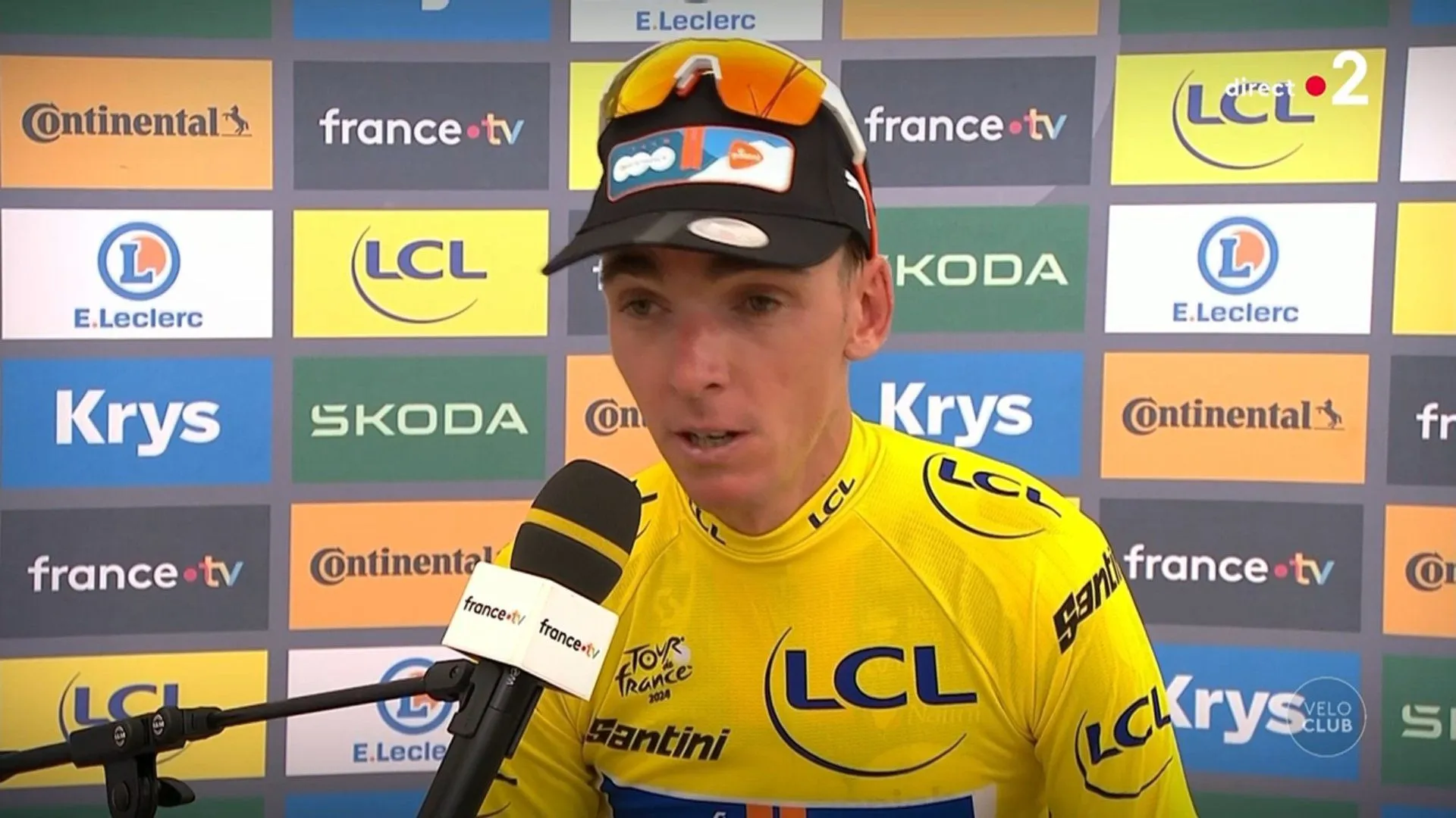Romain Bardet bedankt Frank van den Broek na overwinning in openingsrit van de Tour de France: "Hoe hij op het einde op het vlakke reed was fenomenaal"