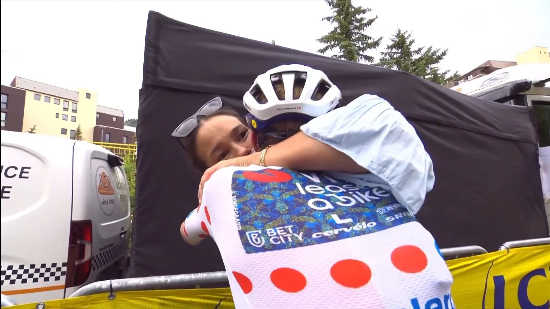 "Hij was erg emotioneel. Dat waren we allebei" - Vrouw van Jonas Vingegaard vertelt over de pijn van de renner na etappe 19 in Tour de France 2024