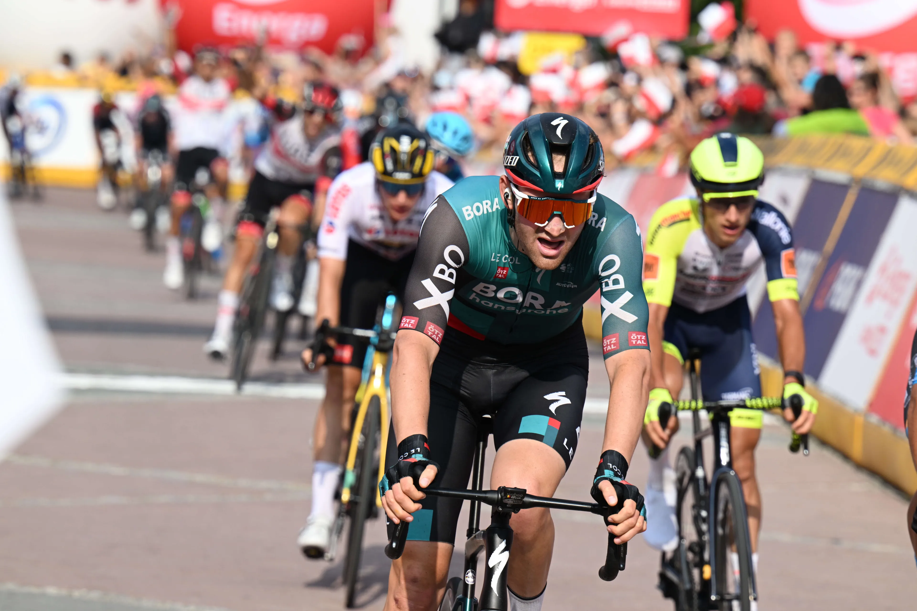 Tour de Wallonie 2024 | Jordi Meeus zegeviert in door valpartij ontsierde finale van eerste  etappe