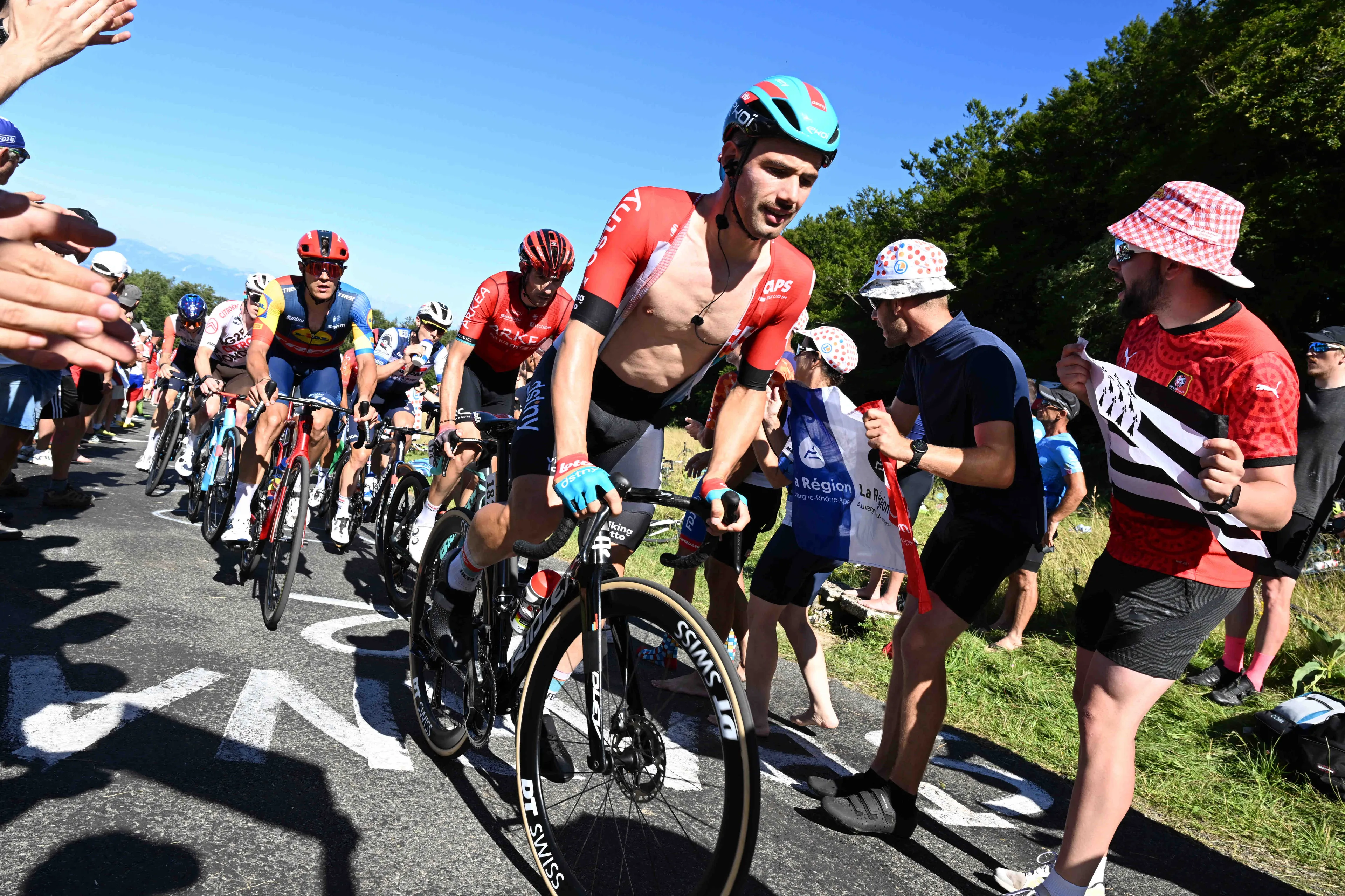 Victor Campenaerts wint etappe 18 na spurt met kopgroep van drie renners