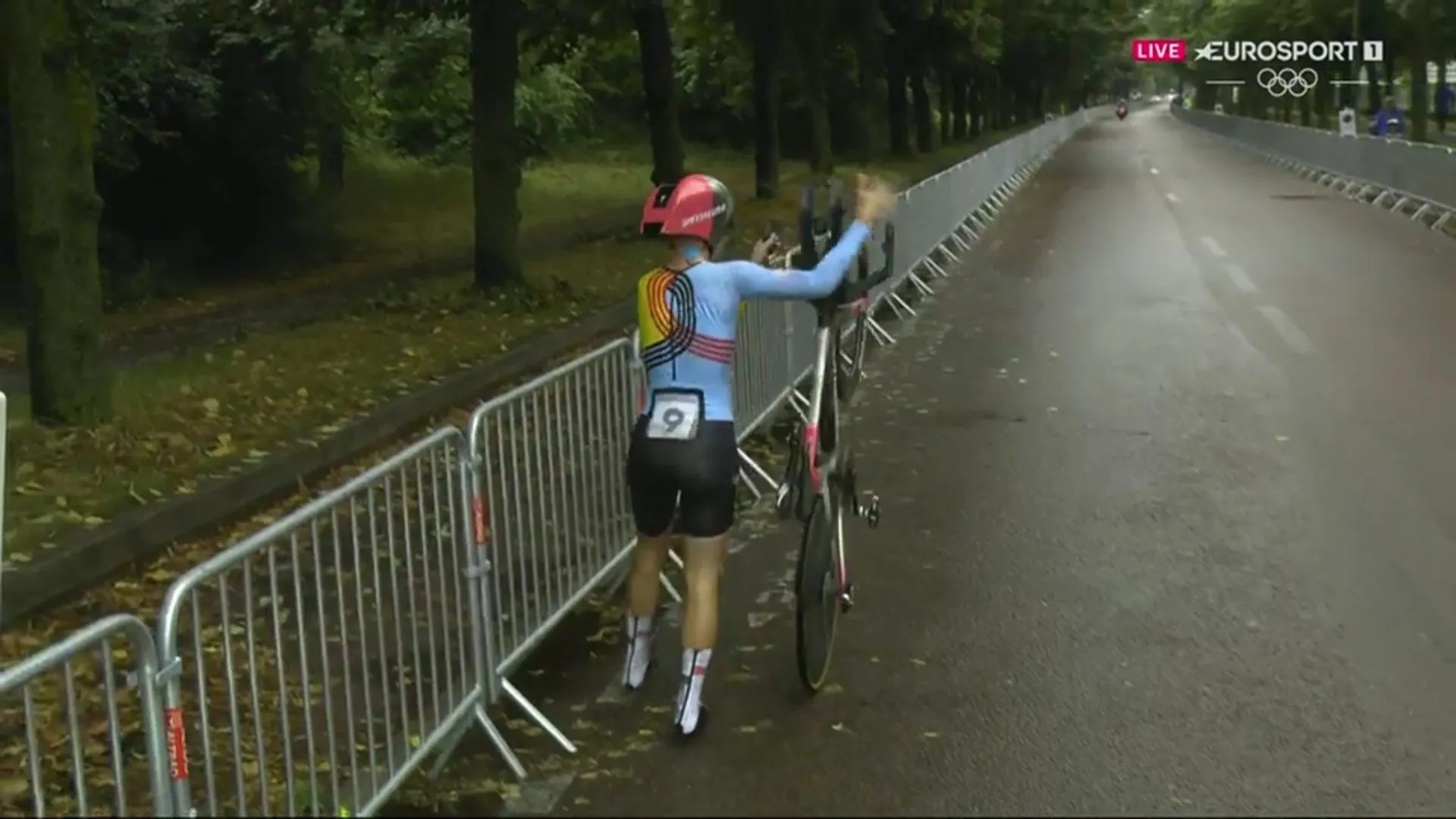 "Jammer, want ik was echt goed bezig" - Lotte Kopecky's eerste hoop op een Olympische medaille verpest door val