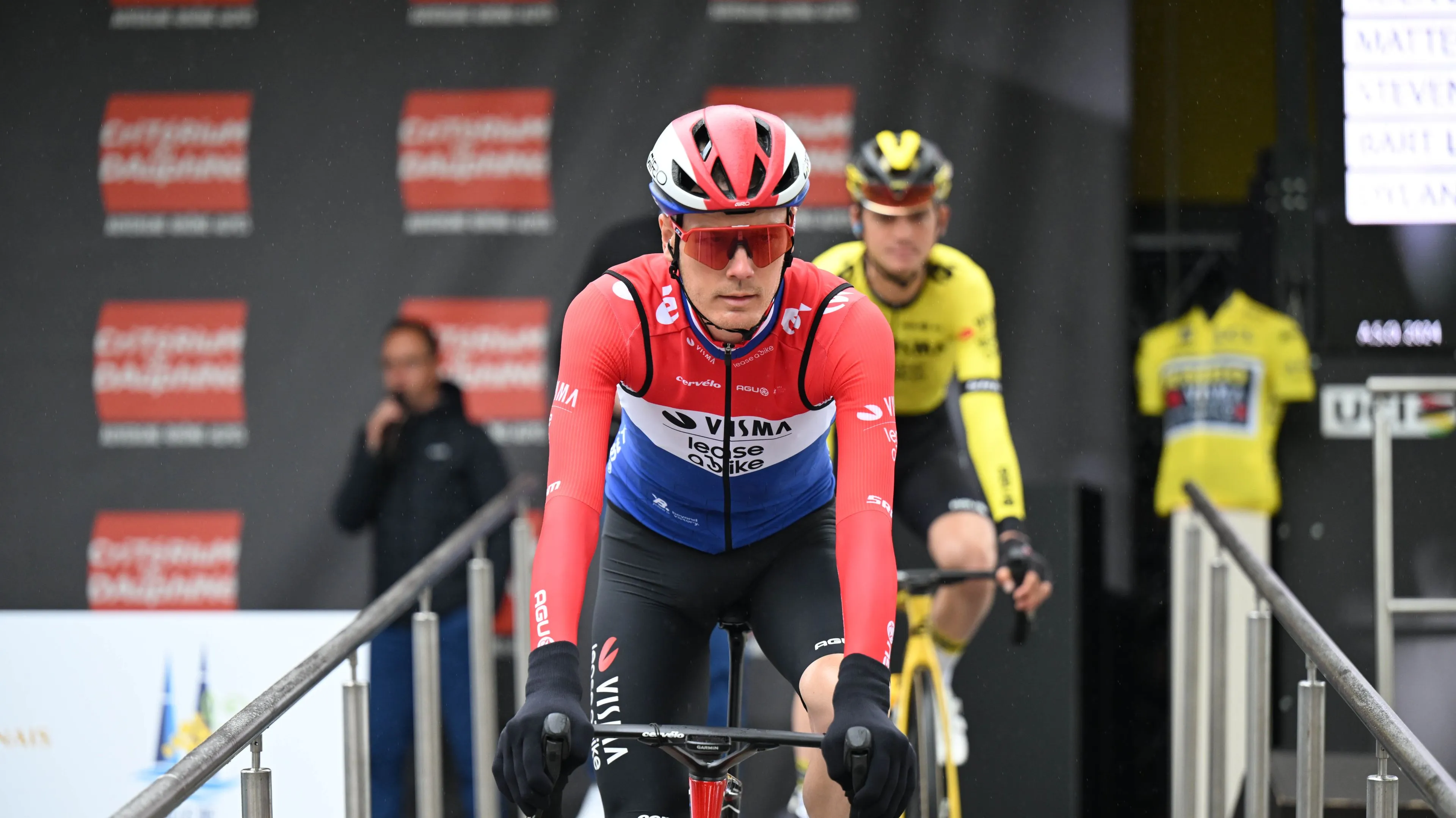 "Het feit dat het peloton zo klein is, maakt het nog specialer" - Dylan van Baarle geniet van de moeilijk te beheersen chaos in de Olympische wegwedstrijd
