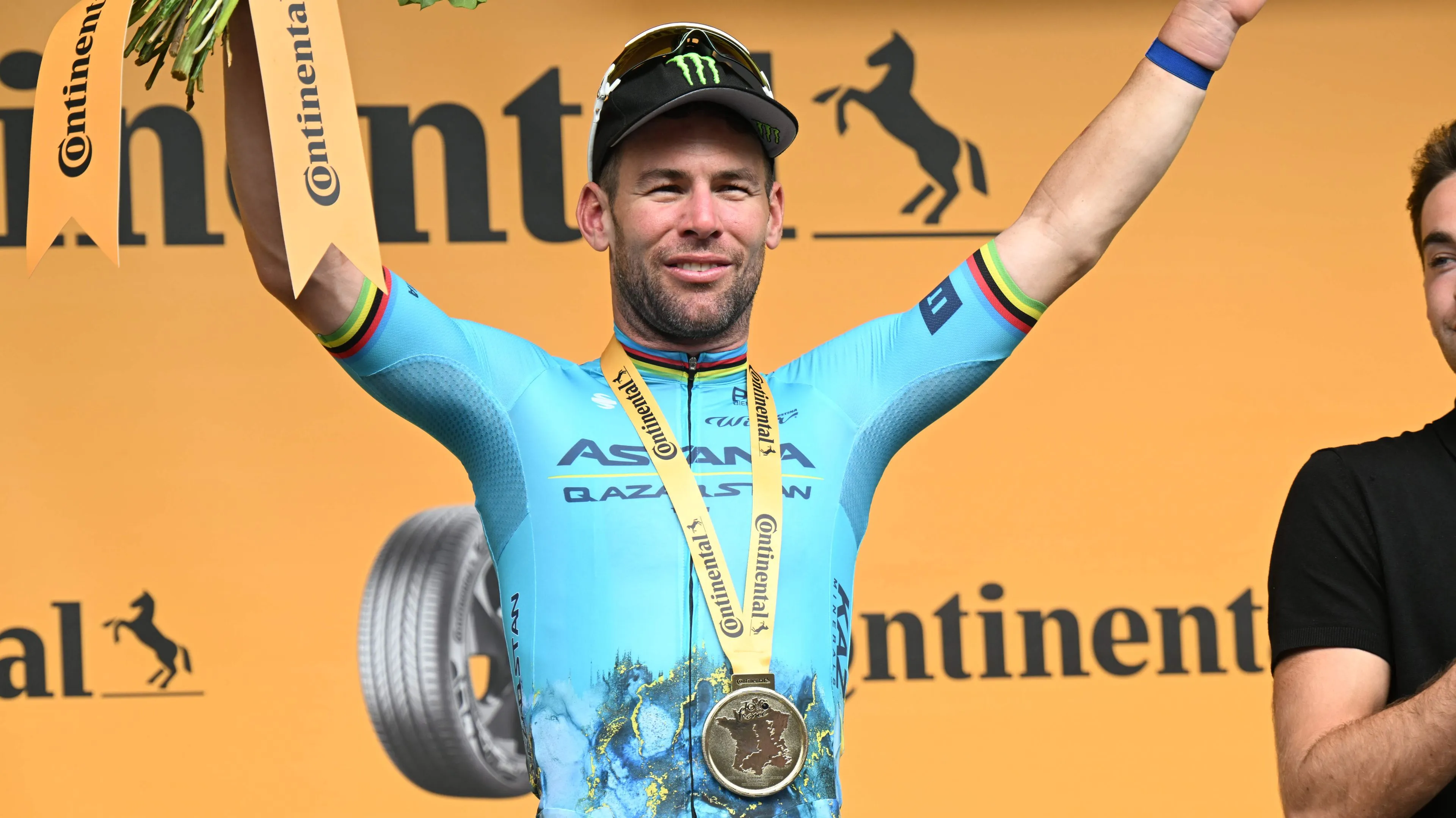 Jasper Philipsen verslagen, maar met bewondering voor Mark Cavendish: "Hij is een verdiende winnaar. Cavendish maakt het hier waar"