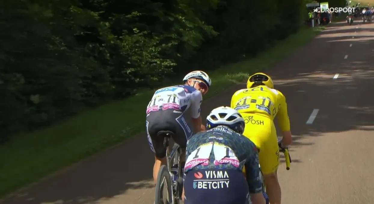 VIDEO: Remco Evenepoel valt aan met nog minder dan 80 km te gaan in de graveletappe van de Tour de France; Tadej Pogacar & Jonas Vingegaard in de achtervolging