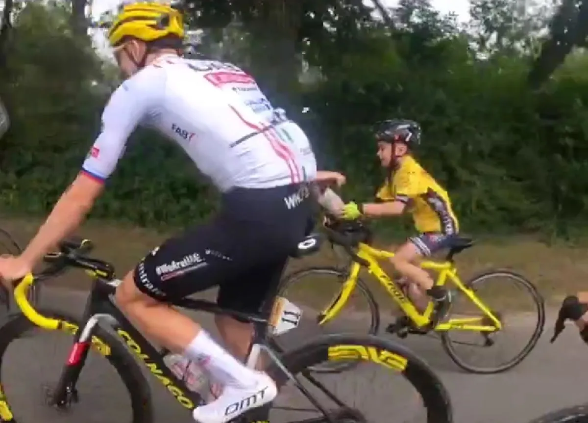 SHORTS: Tadej Pogacar geeft jonge fan bidon; Nieuwe trui Remco Evenepoel; Mark Cavendish vraagt fans om respect voor renners; Sepp Kuss wordt vader