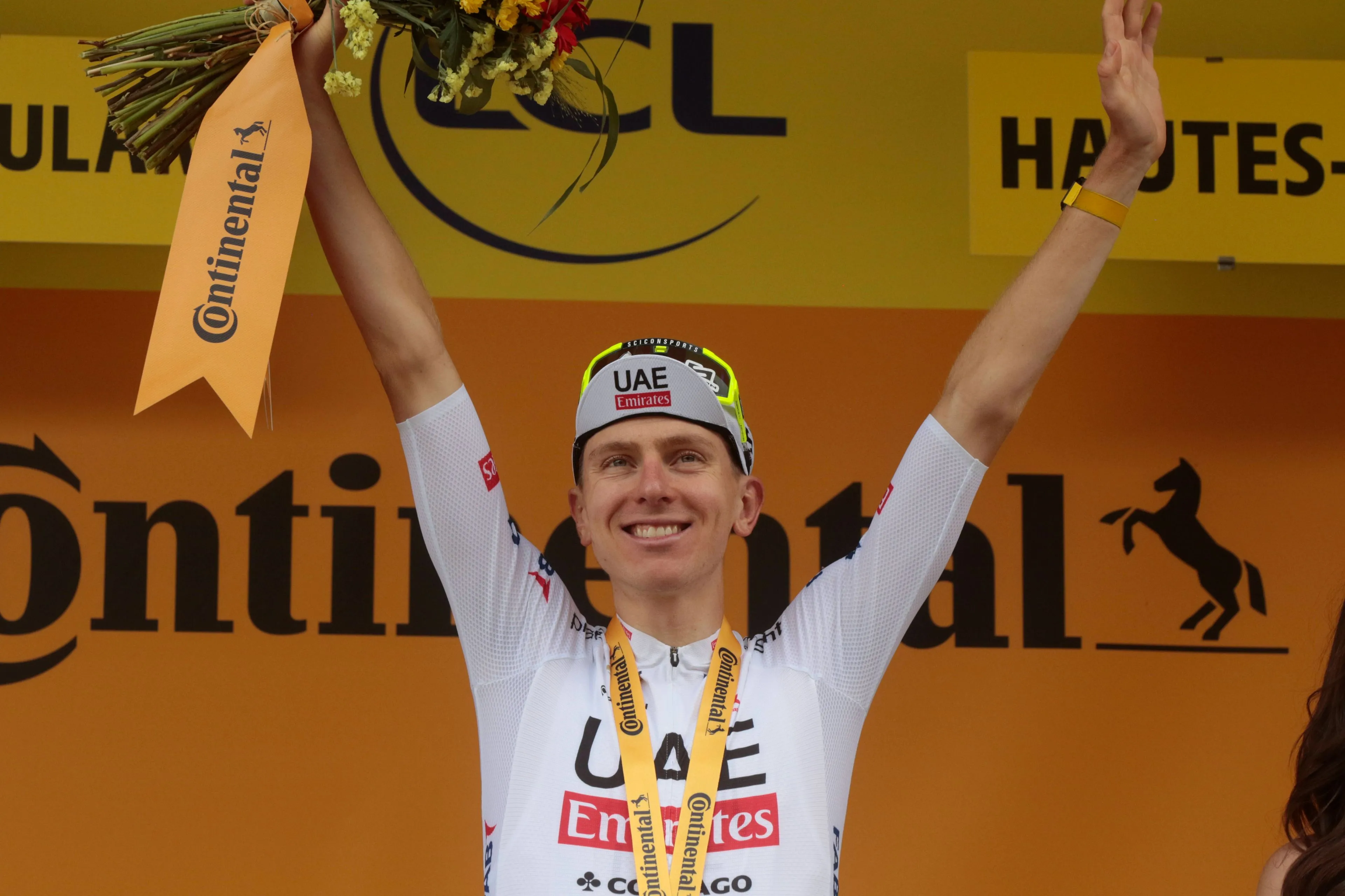 "Ik zag dat hij niet de benen had om naar de top te gaan, dus probeerde ik mijn eigen aanval" - Tadej Pogacar domineert Jonas Vingegaard in etappe 15 van Tour de France 2024