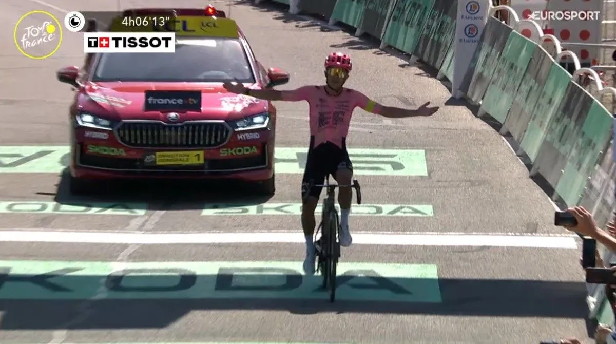 Richard Carapaz pakt ritzege vanuit de ontsnapping in etappe 17 van de Tour de France; Pogacar, Vingegaard & Evenepoel nog in gevecht