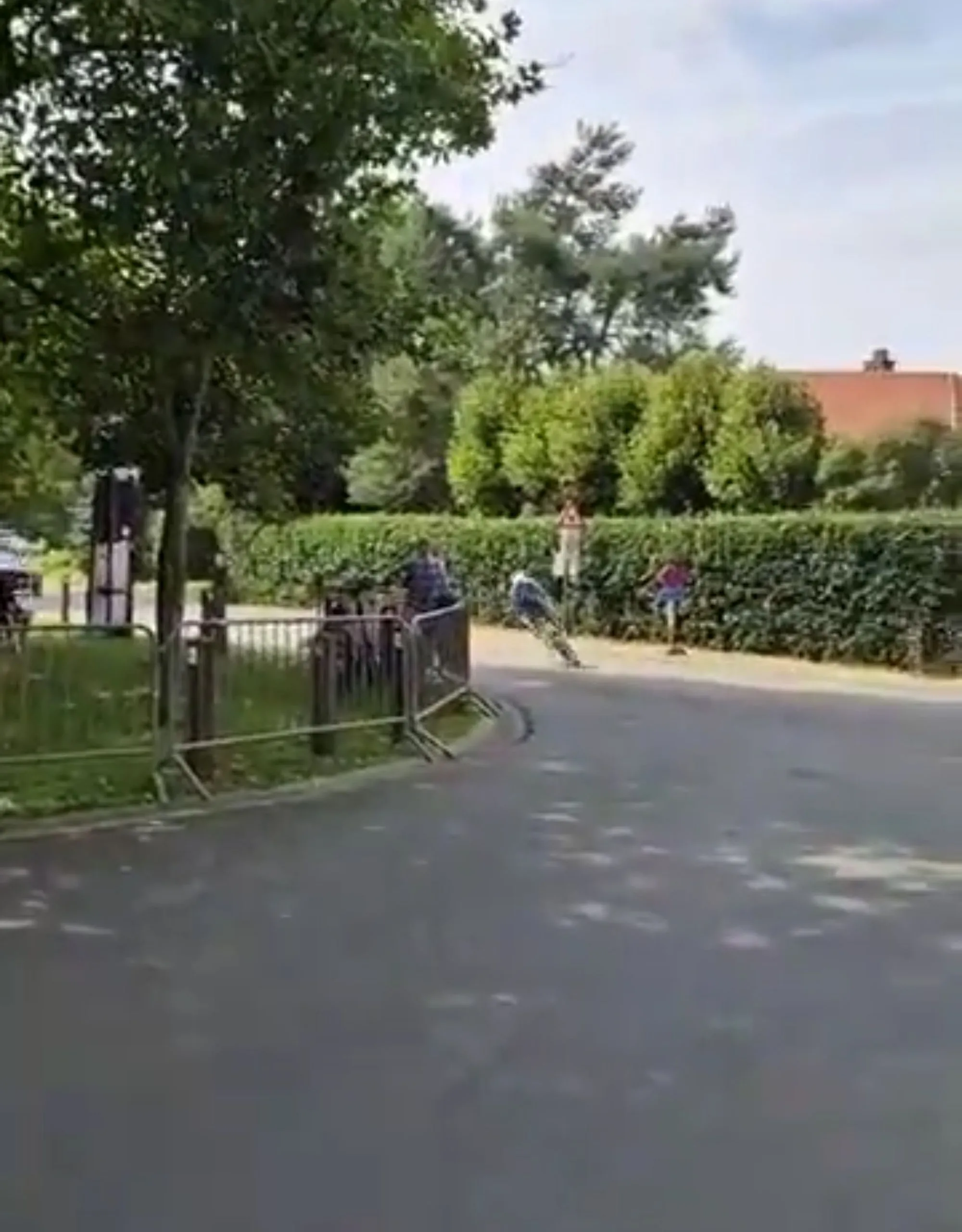 VIDEO: Mathieu van der Poel ontsnapt ternauwernood aan valpartij in tijdrit Renewi Tour