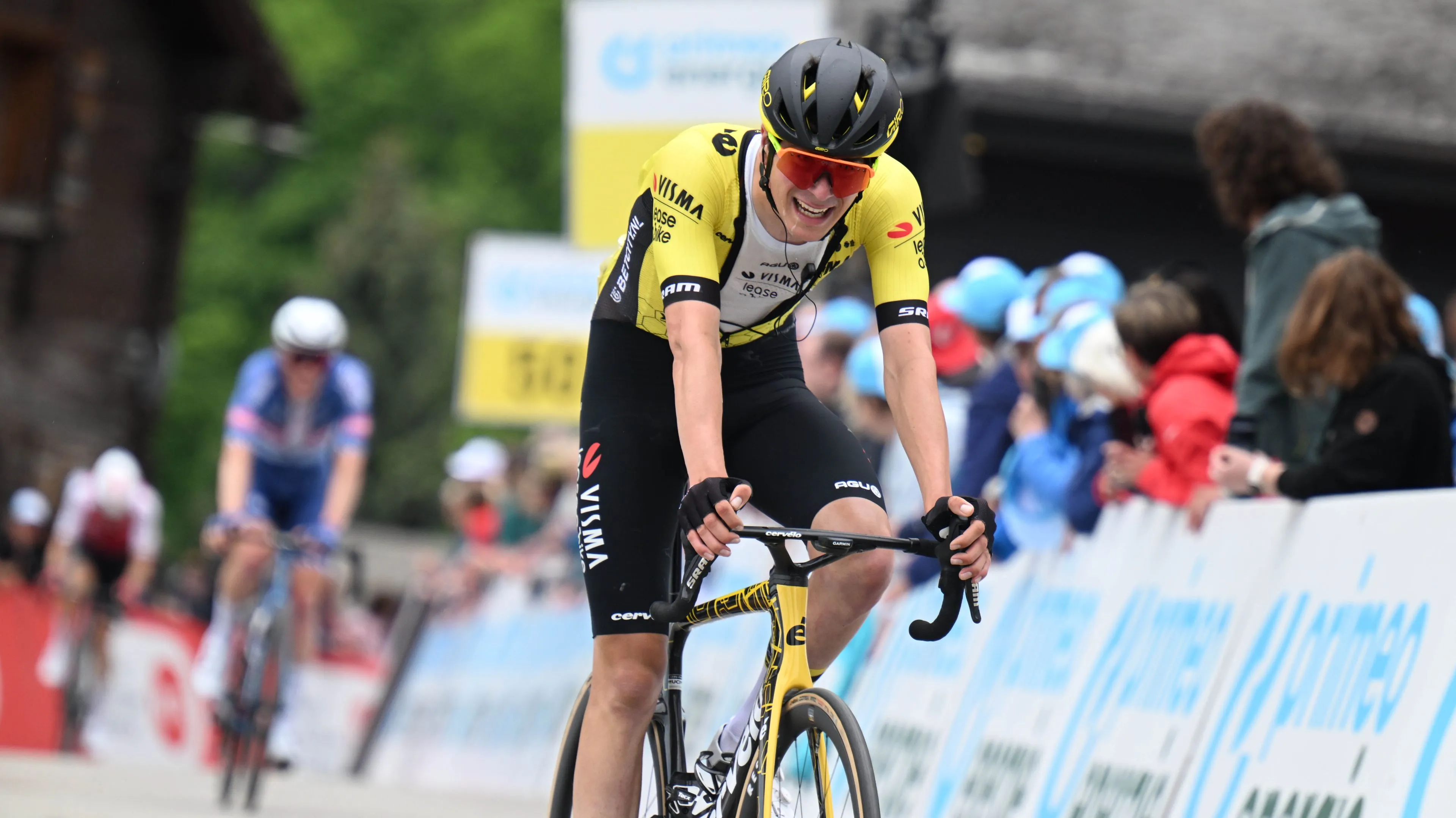 "Als het een vernauwing van de liesslagader is, moeten we niet in paniek raken" - Cian Uijtdebroeks blijft ondanks klachten vechten in de Vuelta a Espana