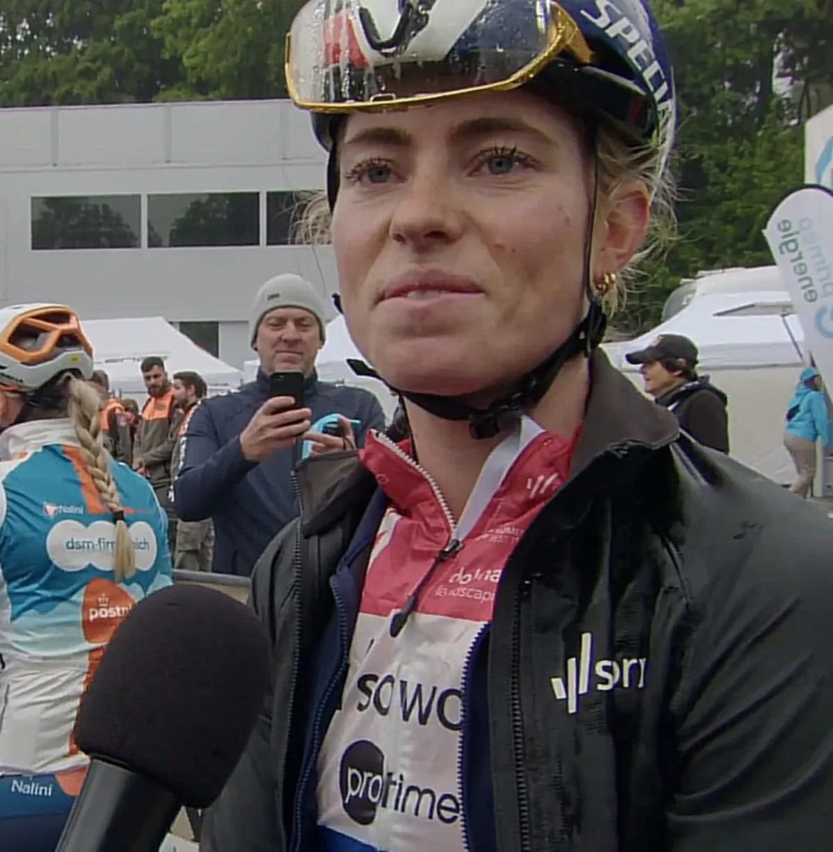 "Gelukkig geen botbreuken, maar mijn stuitje is wel flink beurs" - Schade valt mee voor Demi Vollering na zware valpartij in Tour de France Femmes