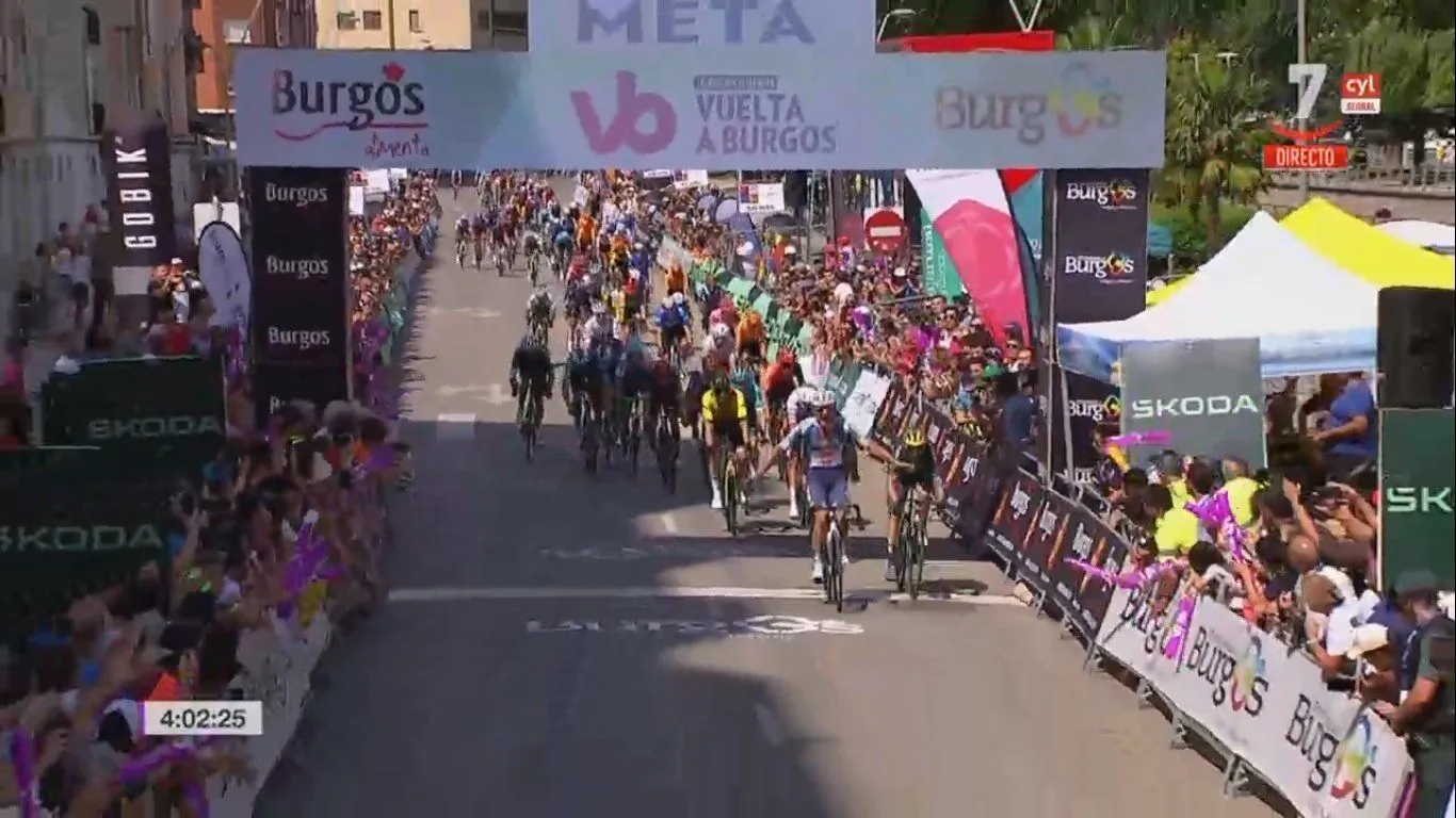 Pavel Bittner sprint na hectische finale naar de overwinning in openingsrit van de Ronde van Burgos
