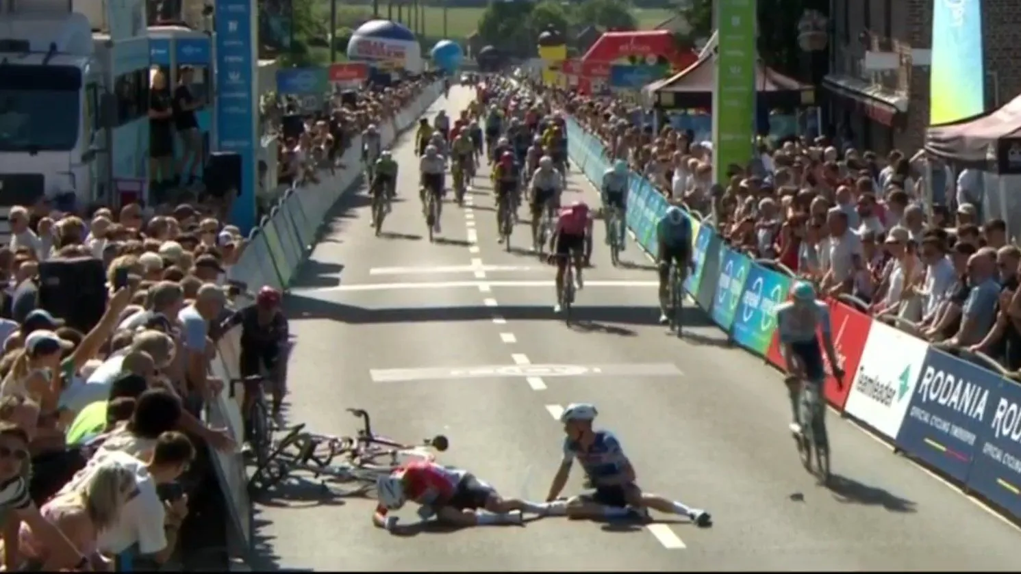 UPDATE: Tim Merlier gedeclasseerd na botsing met Dylan Groenwegen tijdens finish openingsrit Renewi Tour