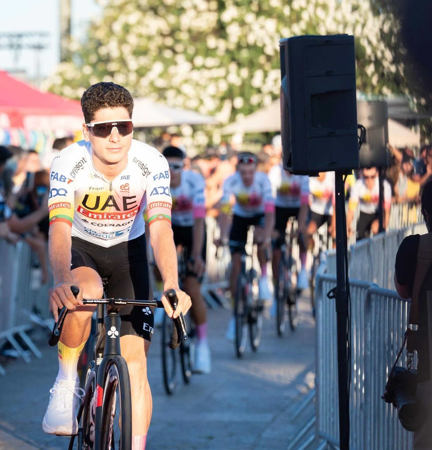 Dramatische dag voor UAE: Joao Almeida testte naar verluidt positief op corona en verliest minuten op Primoz Roglic
