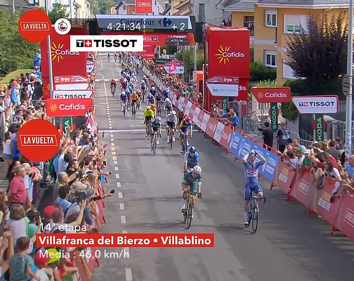 Verrassing in in etappe 14 Vuelta a Espana! Kaden Groves verslaat Wout van Aert na onverwachte sprintfinish