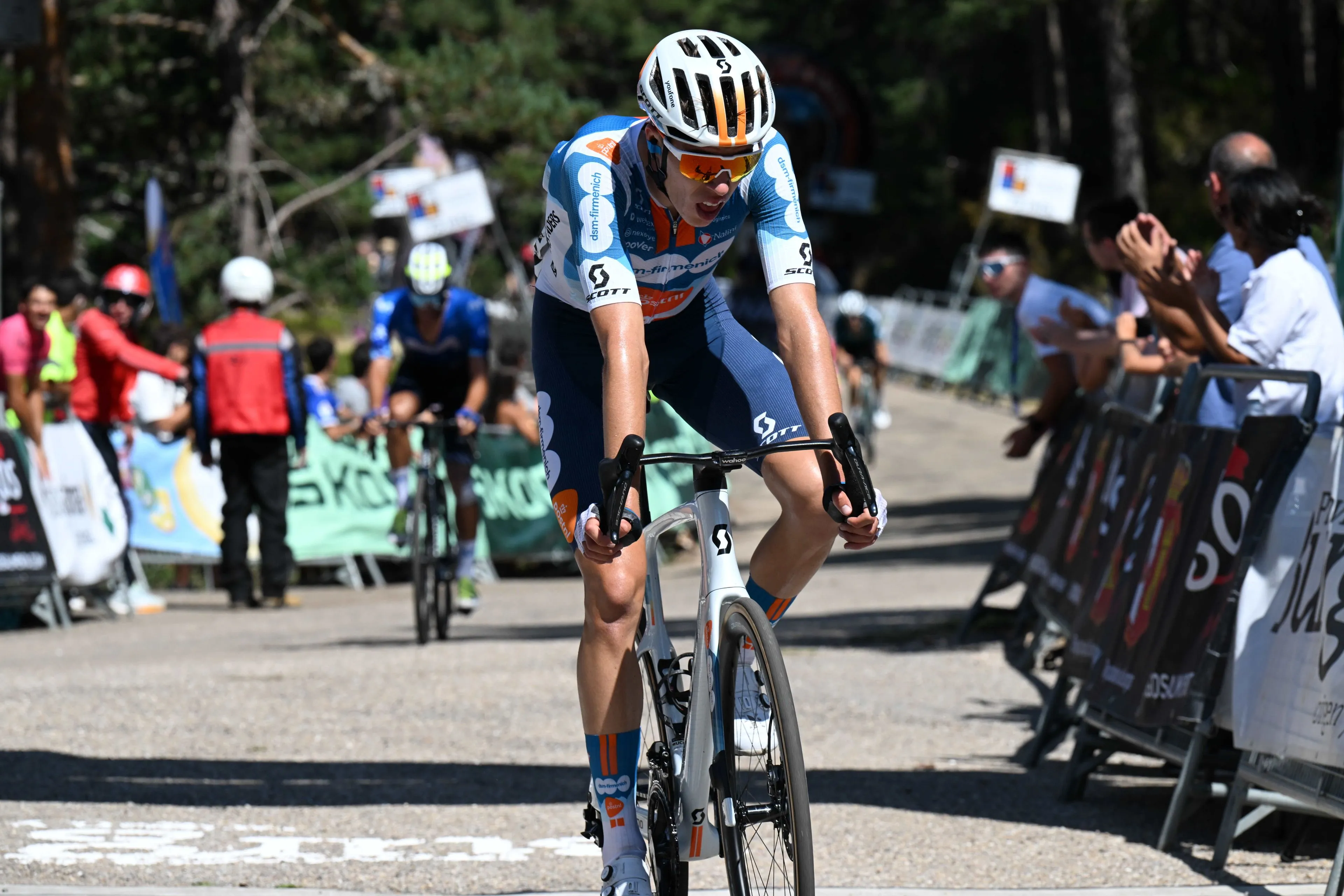 Jonge Brit Max Poole leidt dynamisch Team DSM-Firmenich PostNL in Vuelta a Espana 2024