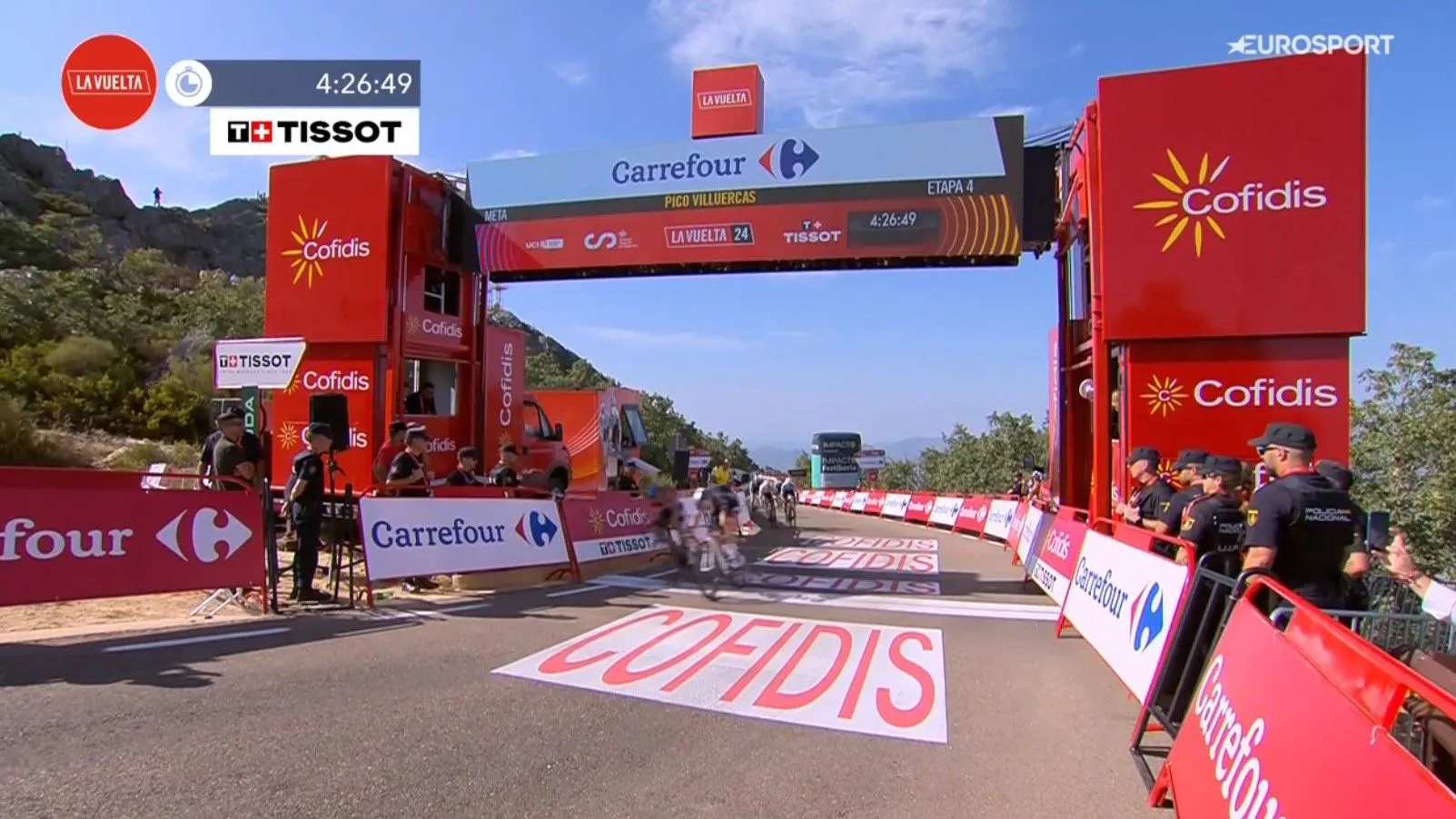 Primoz Roglic verslaat Lennert van Eetvelt op de streep en wint eerste zware bergop finish in de Vuelta a Espana
