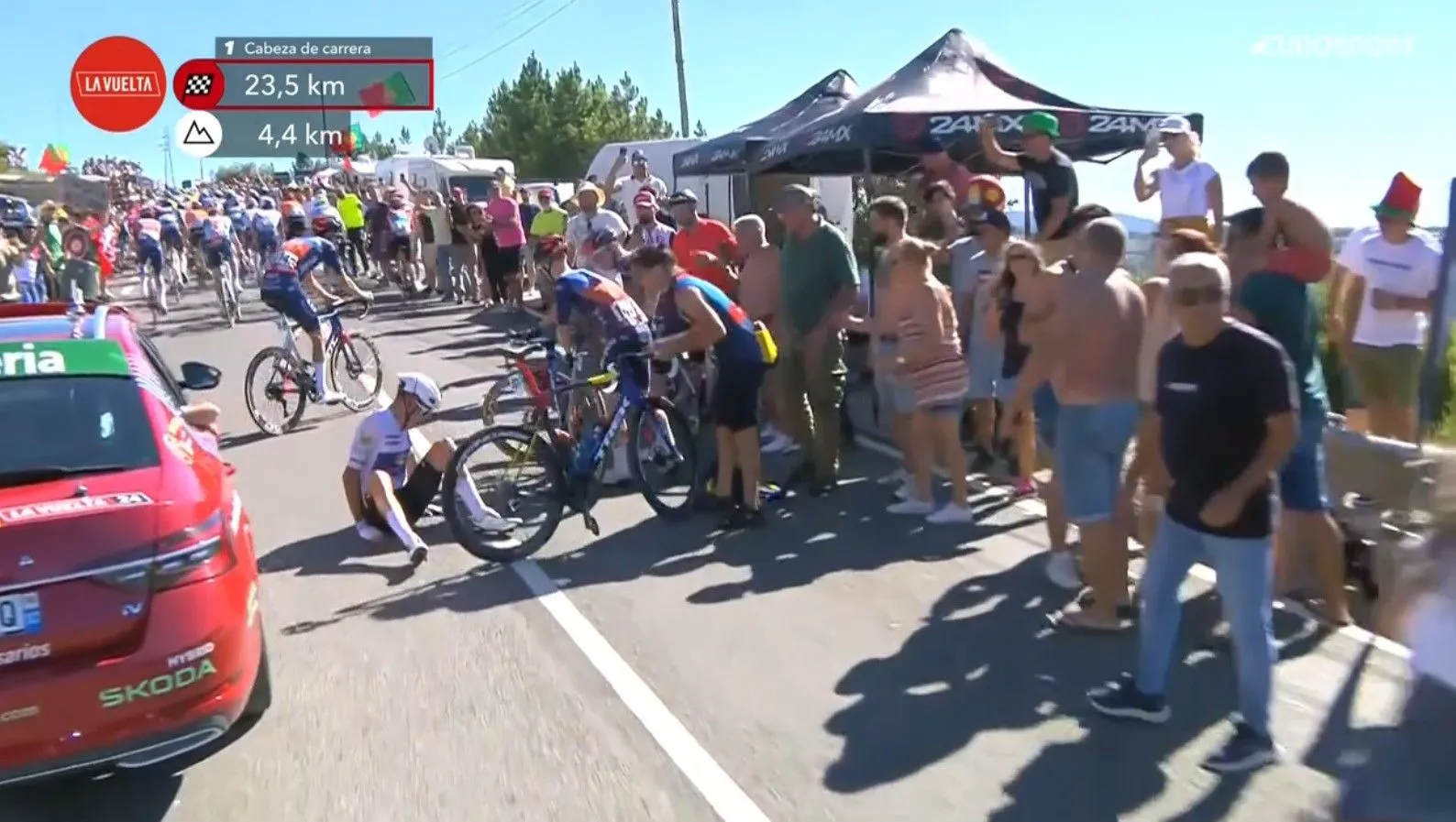 VIDEO: Mathias Vacek gaat tekeer tegen fan nadat hij ten val wordt gebracht tijdens de Vuelta a Espana