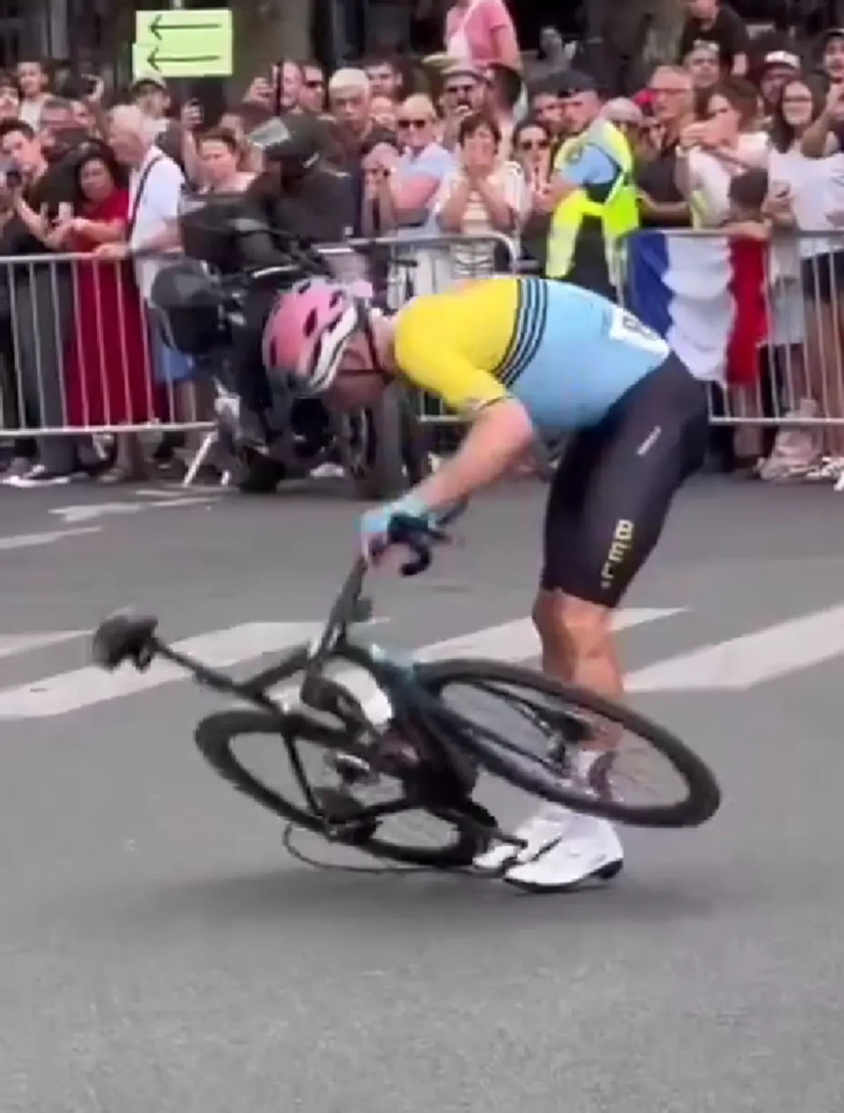 VIDEO: Wout van Aert crasht op Olympische Spelen tijdens gevecht met Mathieu van der Poel