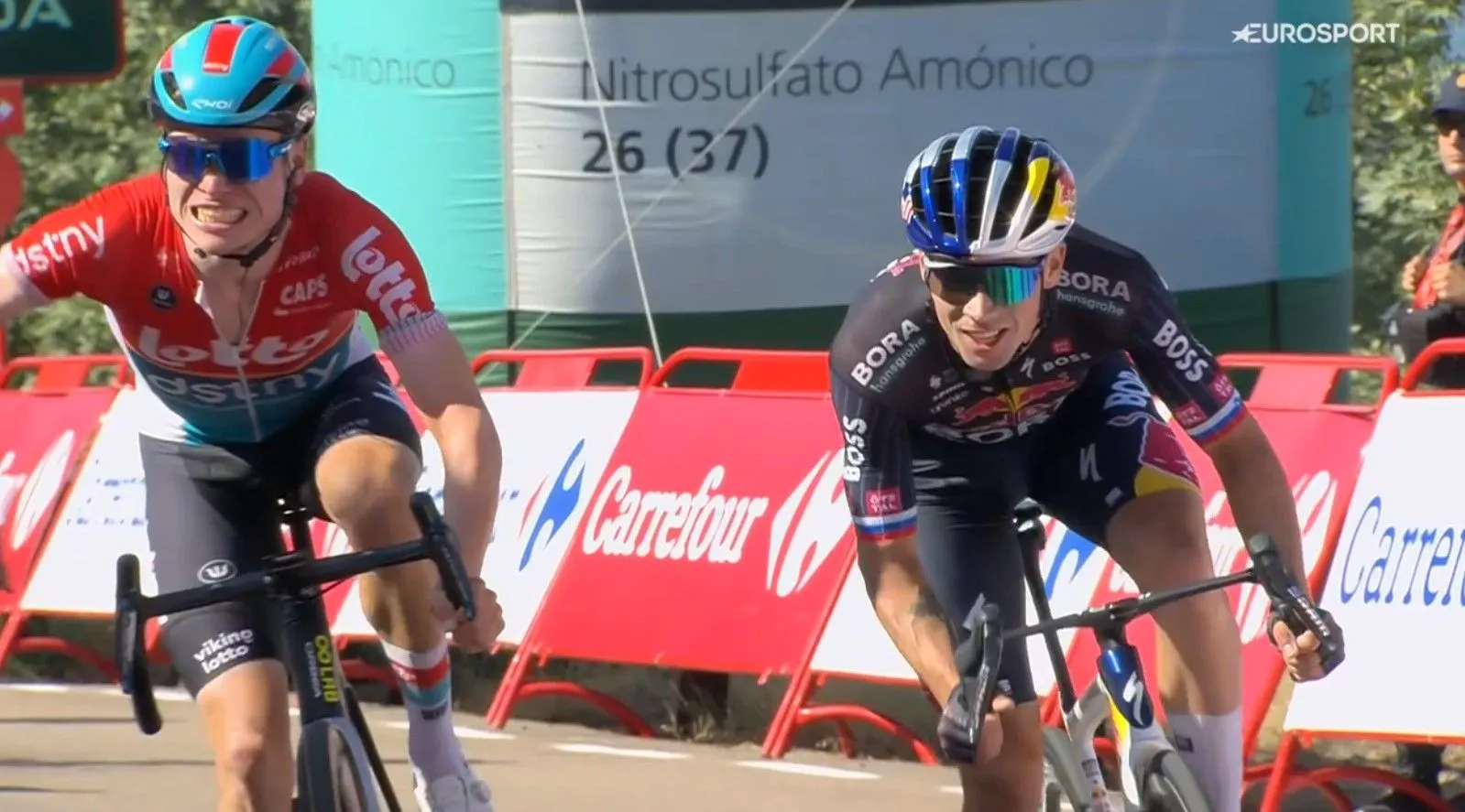 "Dit zijn beginnersfouten" - Remco Evenepoel over het vroege juichen van Lennert van Eetvelt
