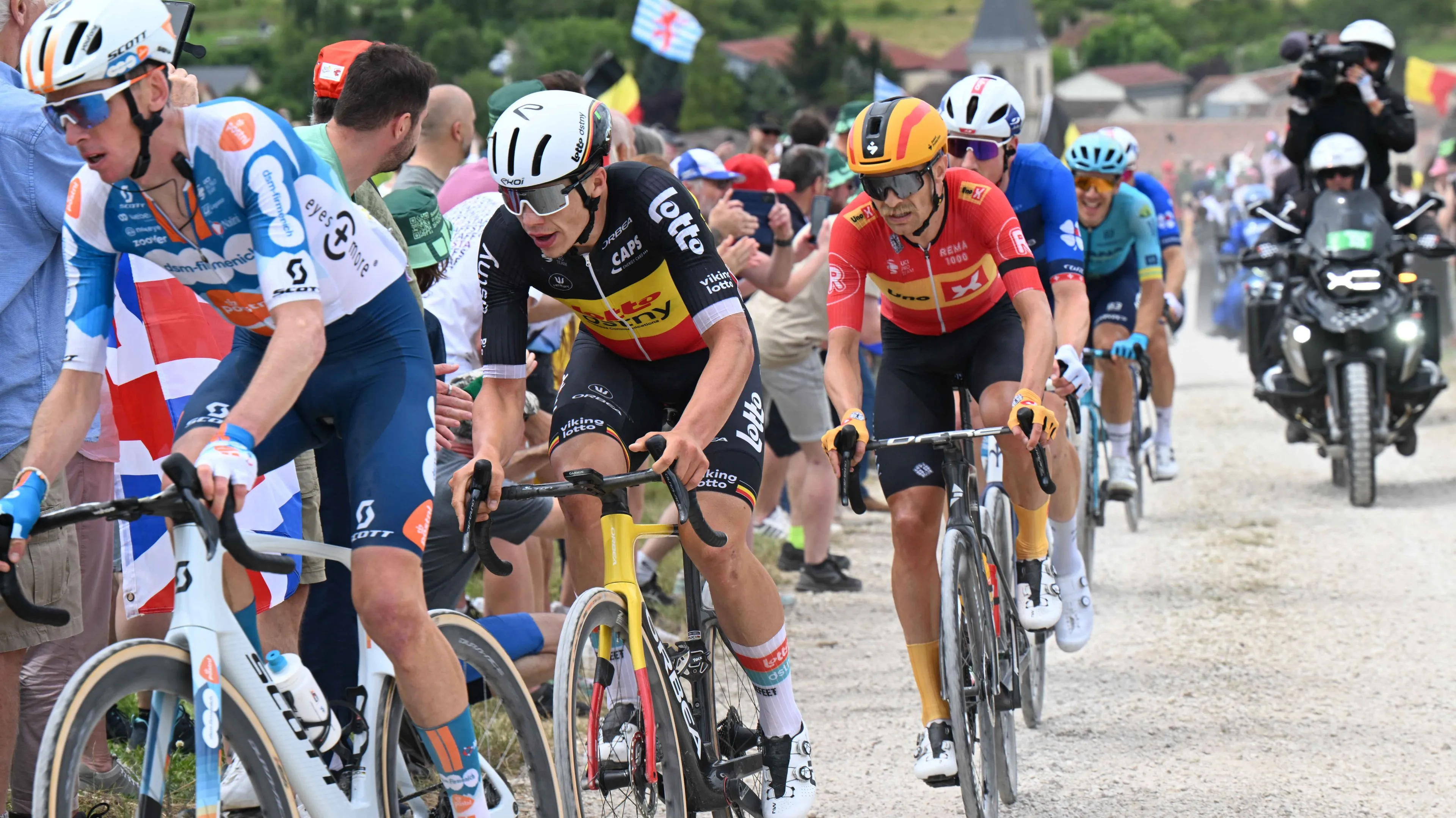 Arnaud De Lie wint koninginnenrit van Renewi Tour terwijl Tim Wellens opnieuw de eindzege pakt