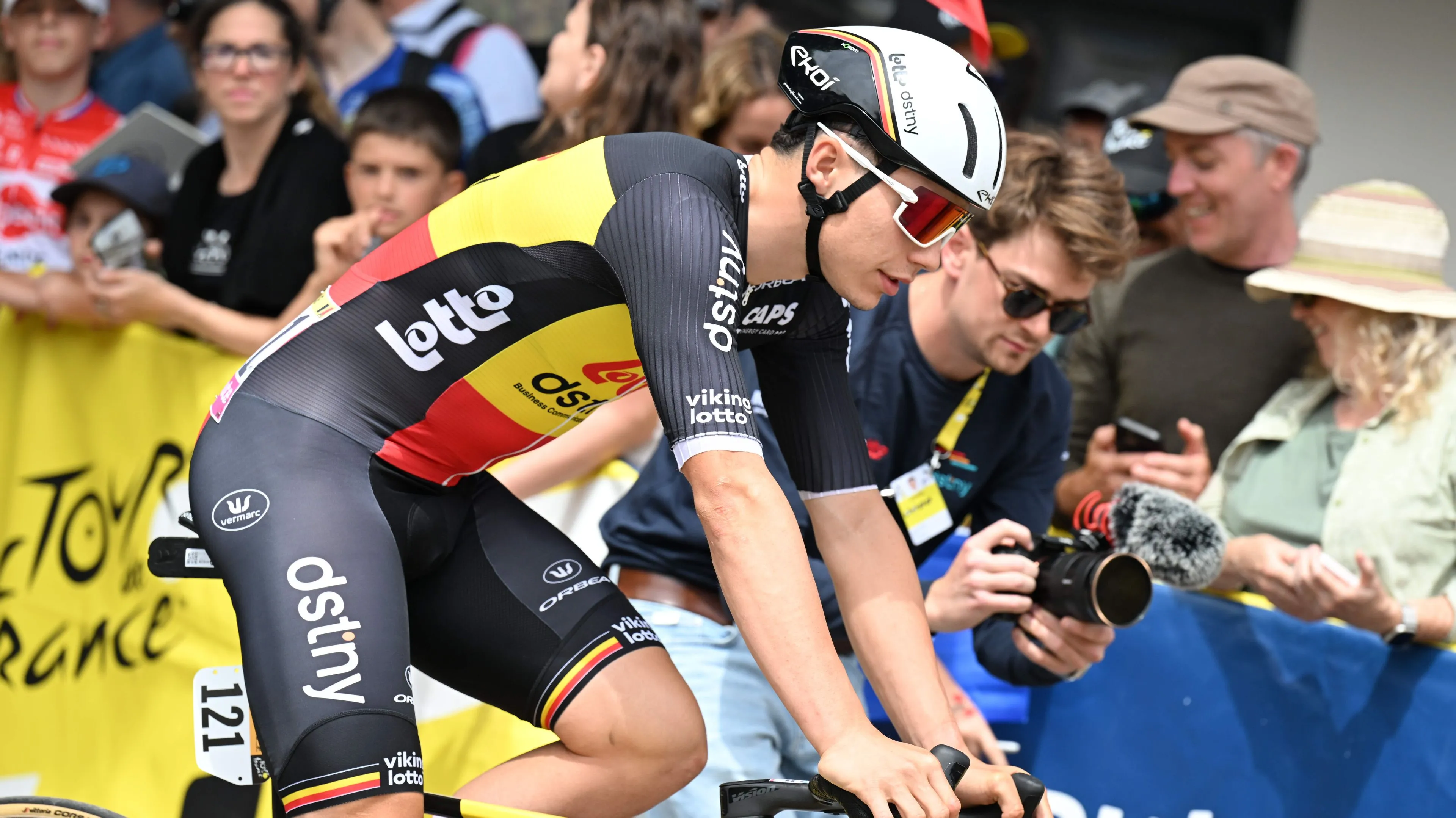 Arnaud De Lie kan Tim Wellens counteren en boekt baanbrekende zege in Geraardsbergen - "Hier winnen met de Belgische trui..."