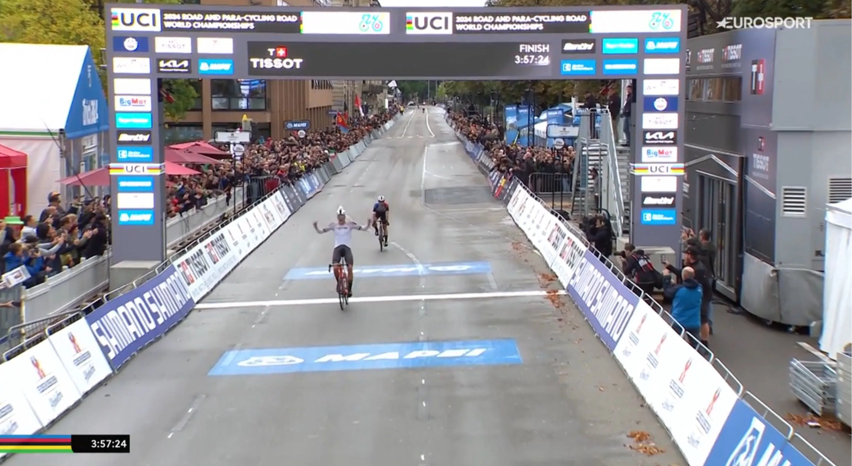 Niklas Behrens uit Duitsland boekt verrassende zege in WK wegwedstrijd U23! Svrcek en Segaert maken podium compleet