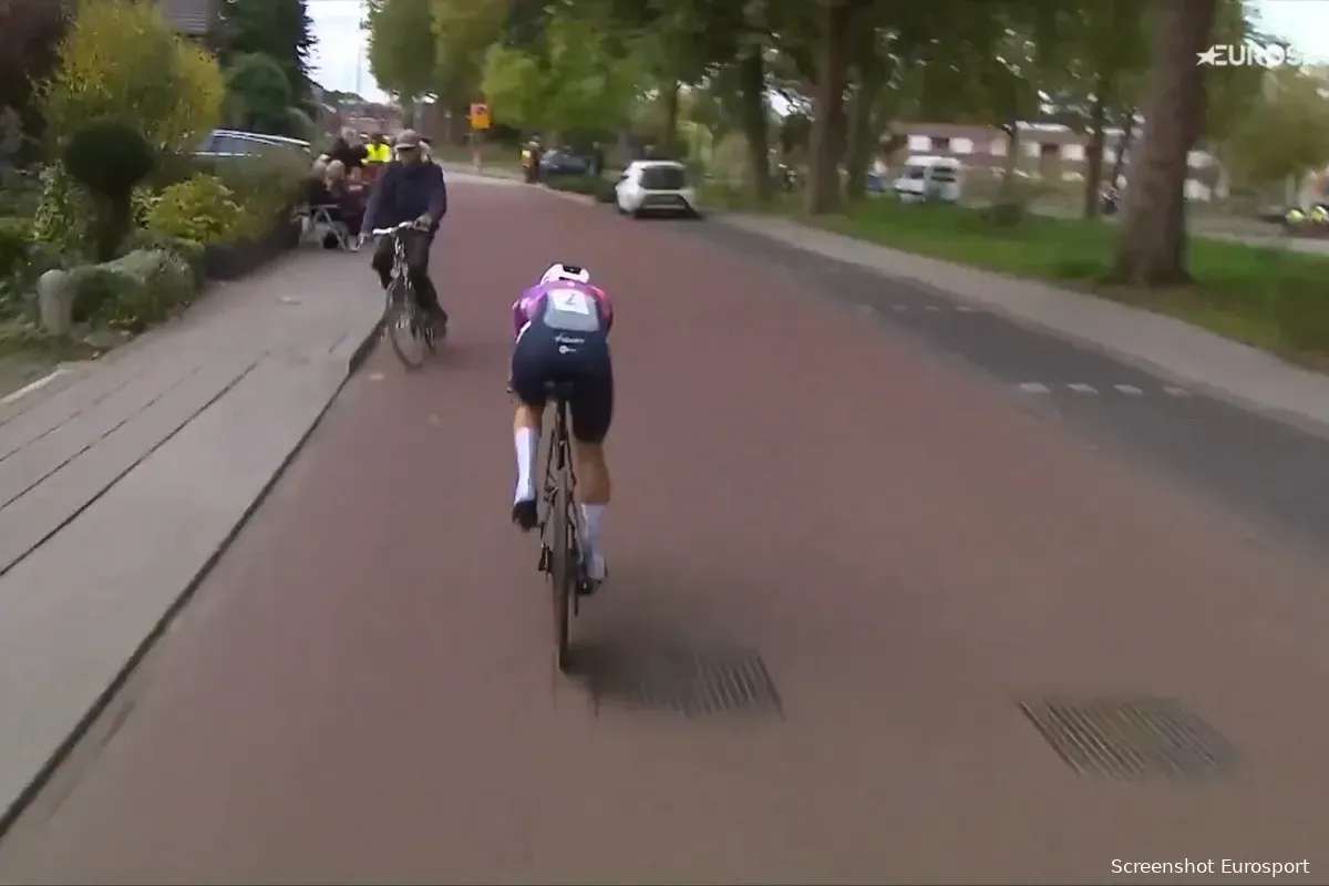 VIDEO: Lorena Wiebes botst bijna frontaal op willekeurige voorbijganger tijdens Simac Ladies Tour