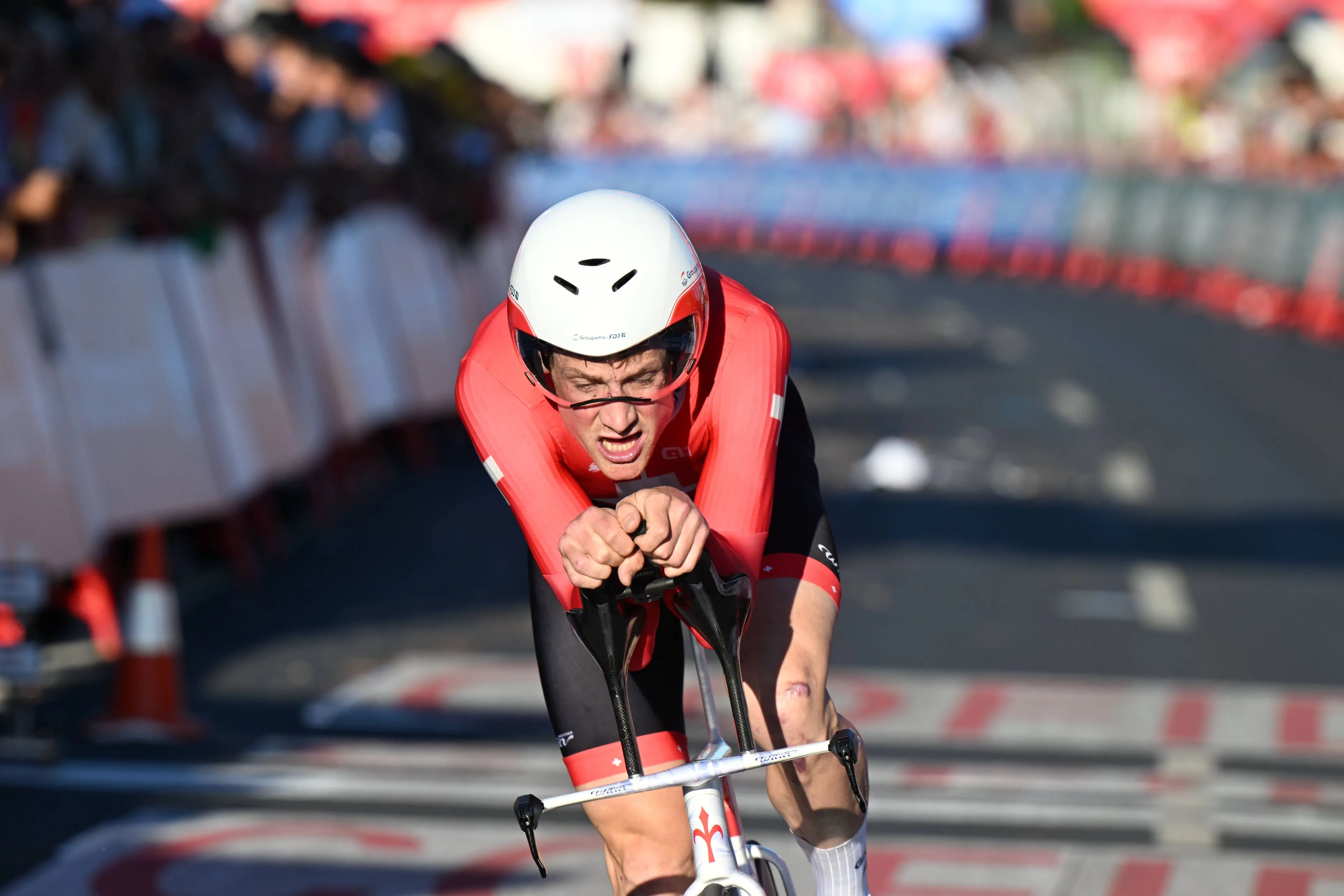 Stefan Küng houdt Jay Vine en Johan Price-Pejtersen nipt achter zich bij Chrono des Nations